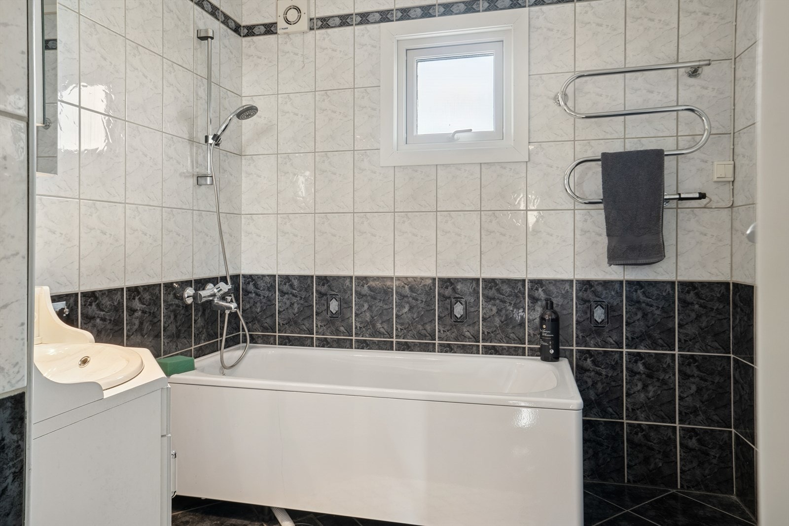 Flislagt baderom som ved oppussing ble utvidet med 60 cm utover opprinnelig størrelse. Galleribilde