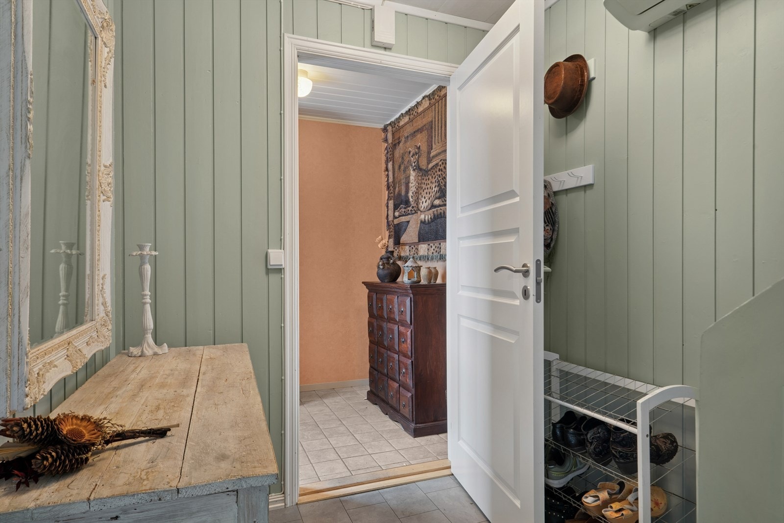 Entre og gang med god plass til å henge fra seg yttertøyet. Galleribilde