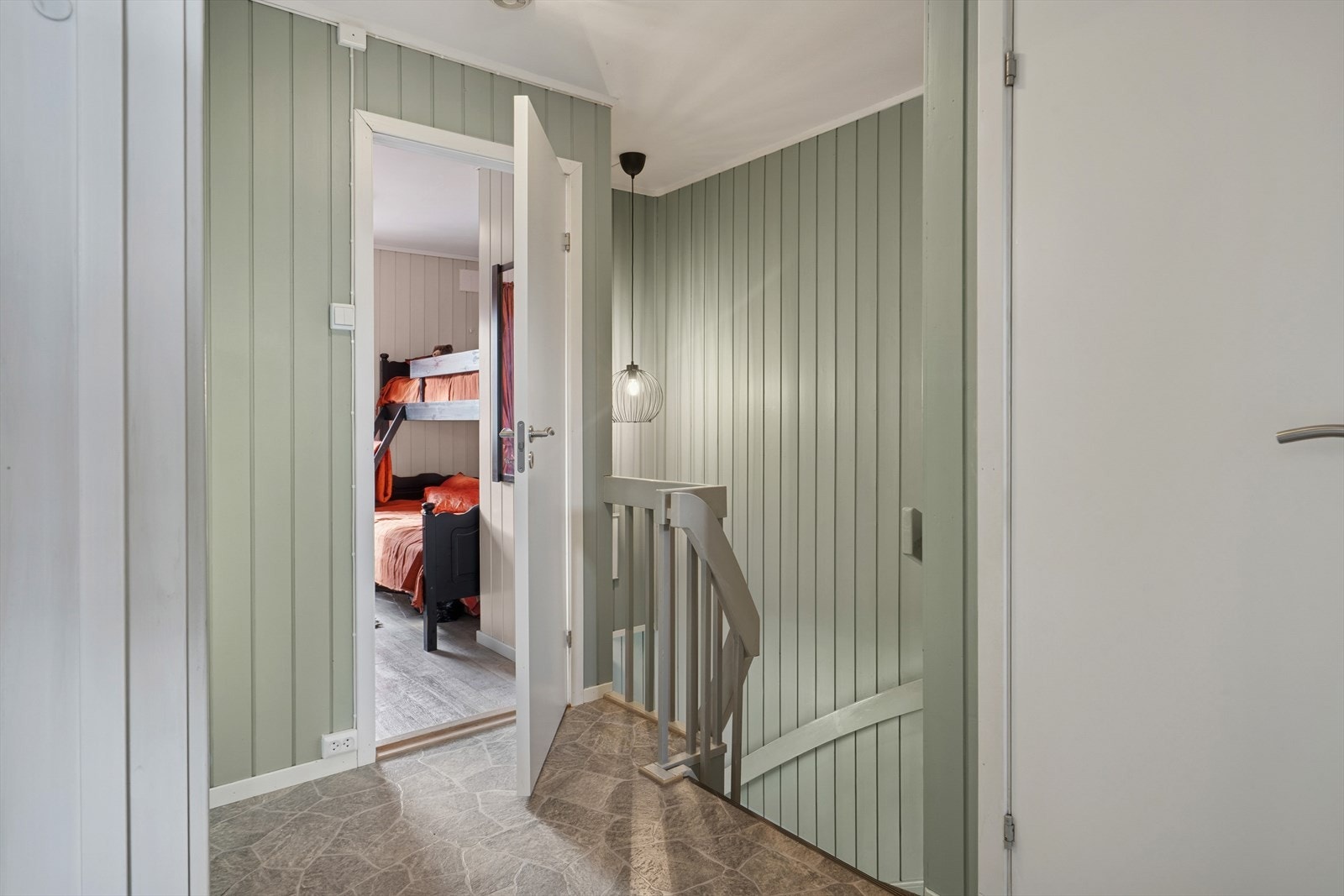 Det er innredet 3 soverom, bad og WC i 2. etasje. Det er også luke til kaldloft med gode lagringsmuligheter. Galleribilde