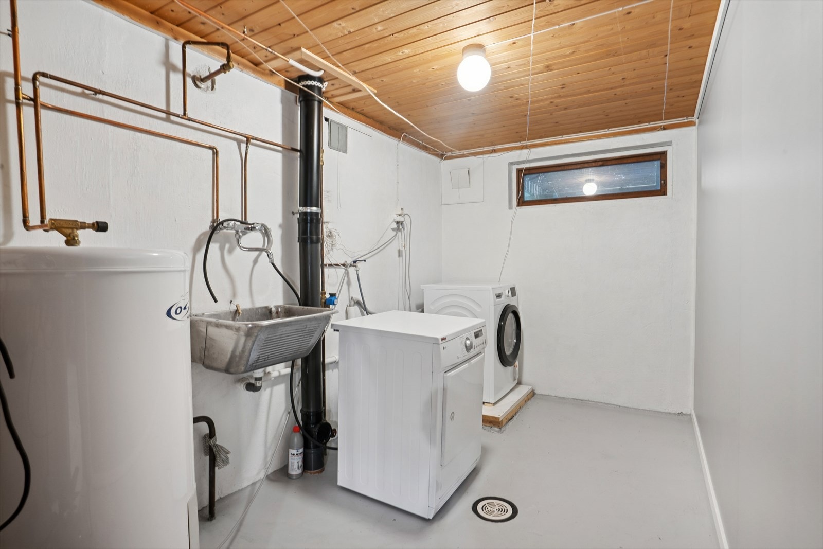 Vaskerommet har god størrelse lyse overflater. Opplegg for vaskemaskin og tørketrommel. Galleribilde