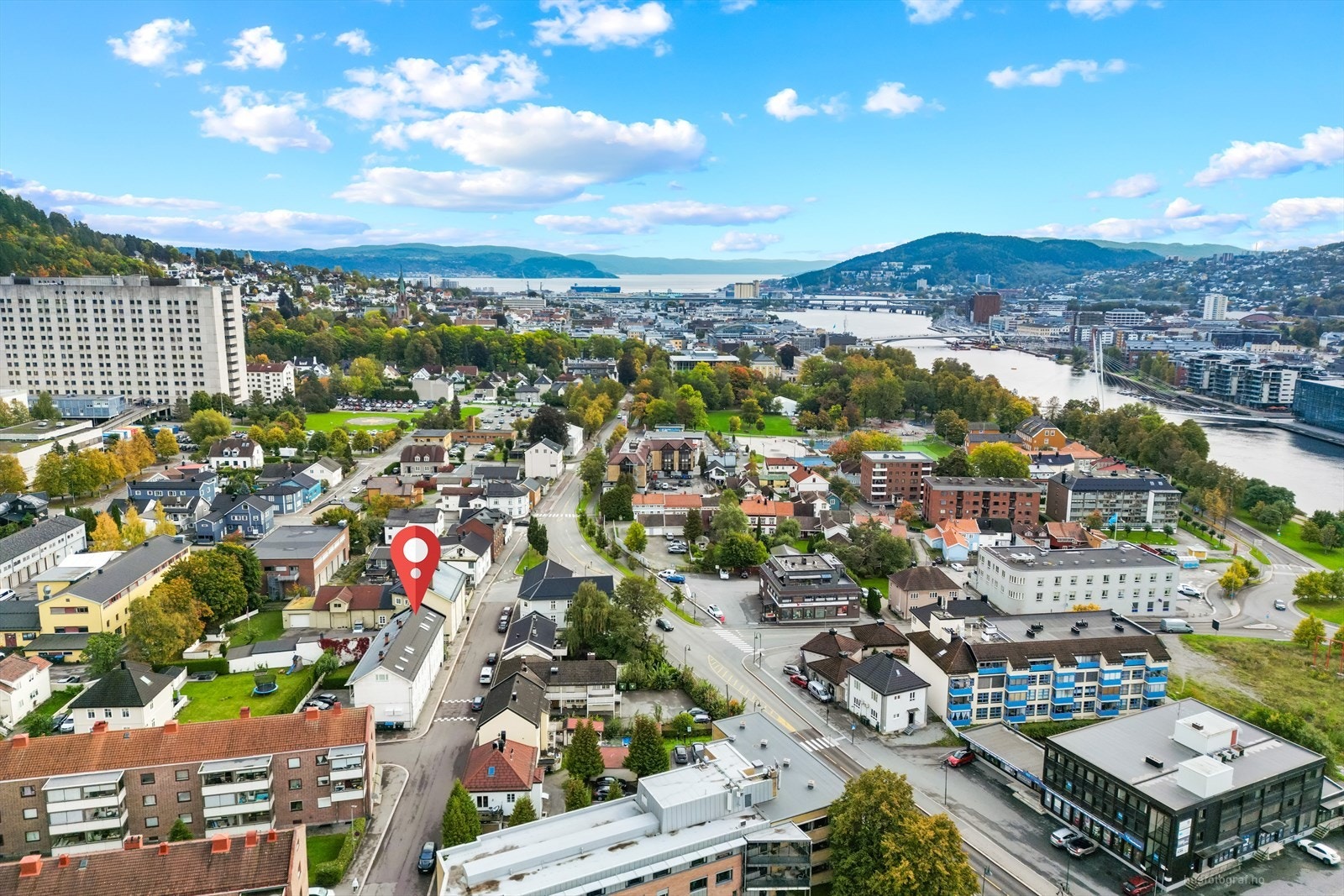 Her finner du det store og velkjente Bragernes torg, byens kinosenter, mangfoldige spisesteder, barer, teater, yrende handelsliv og en rekke andre servicetilbud i umiddelbar gangavstand. Galleribilde