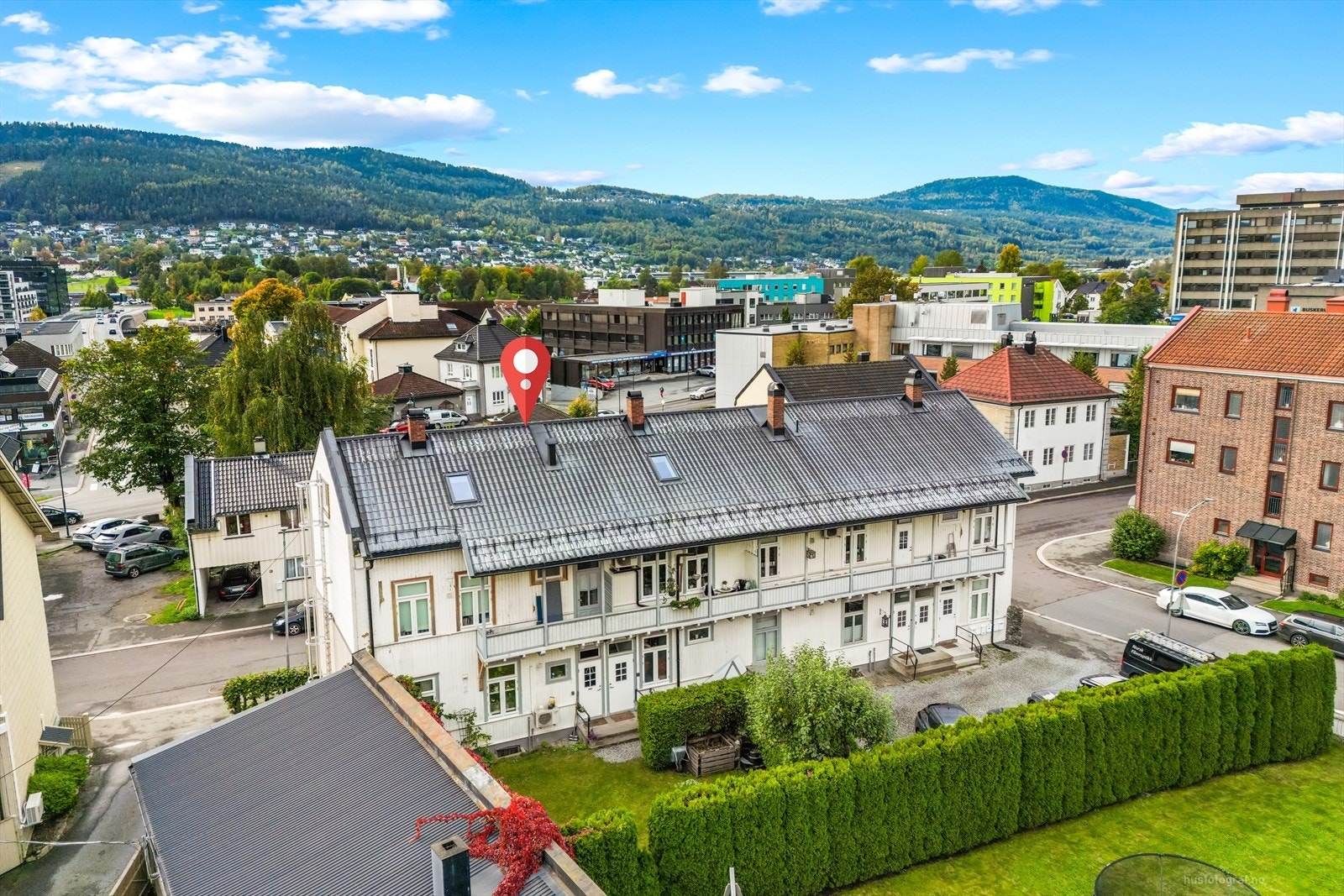 Parkering forekommer på felles parkeringsplass for sameiet. Galleribilde