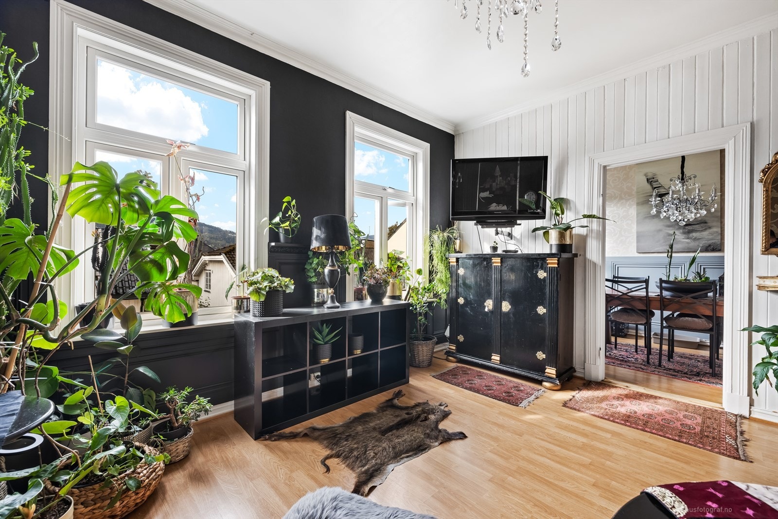 Fra hallen er det adkomst til kjøkkenet og stuen. Stuen er romslig og har store vindusflater, mye naturlig lys og en fin romfølelse. Galleribilde