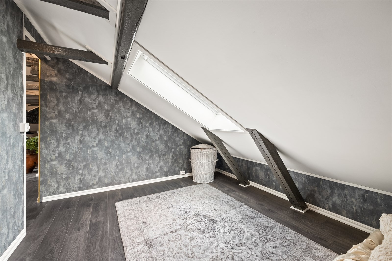 Rommet har plass til seng, nattbord og garderobeskap. Galleribilde