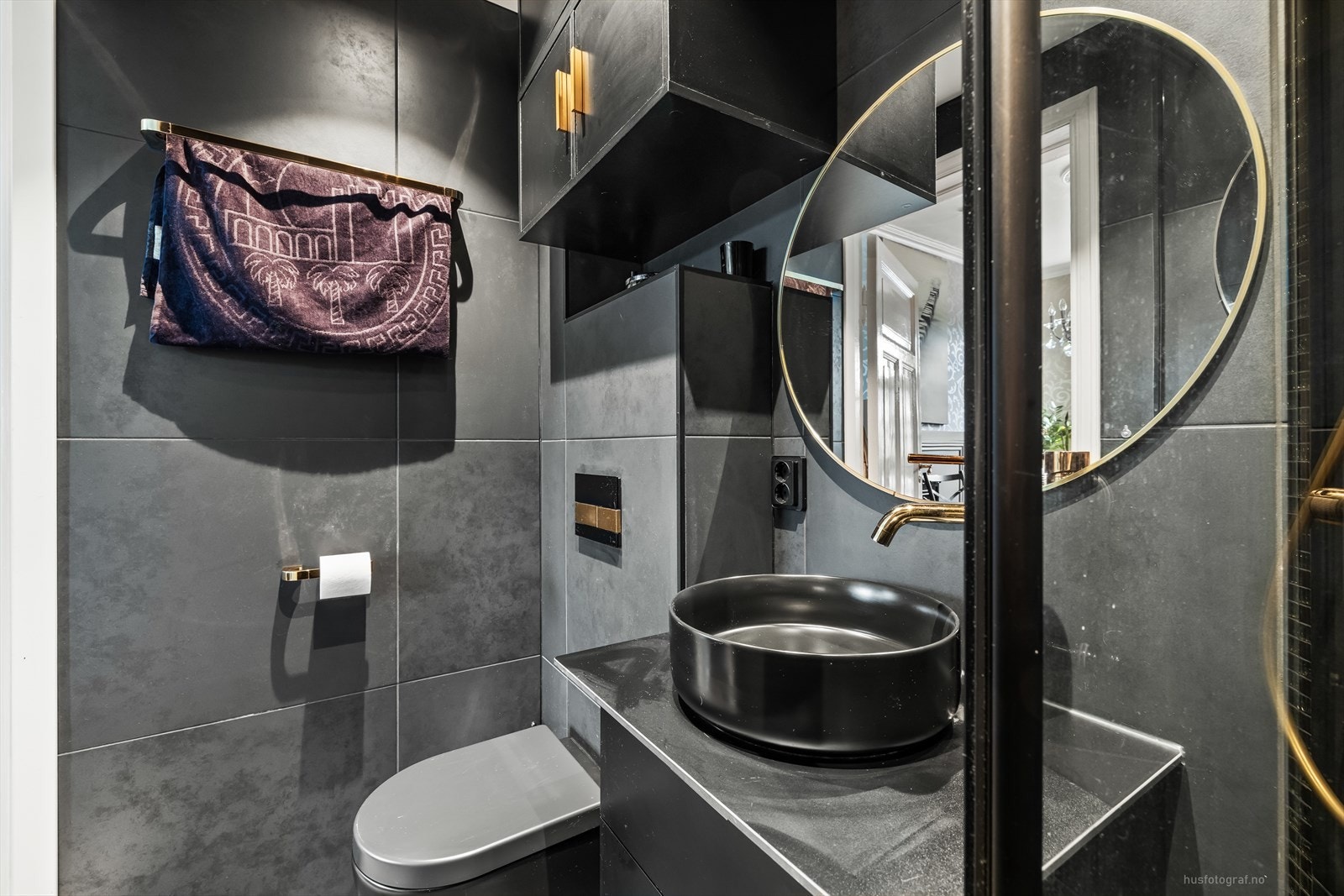 Leiligheten har to moderne og nyoppussede baderom. Tidsriktig innredet bad i 2.etasje med flislagt gulv med varmekabler og fliser på vegg. Galleribilde