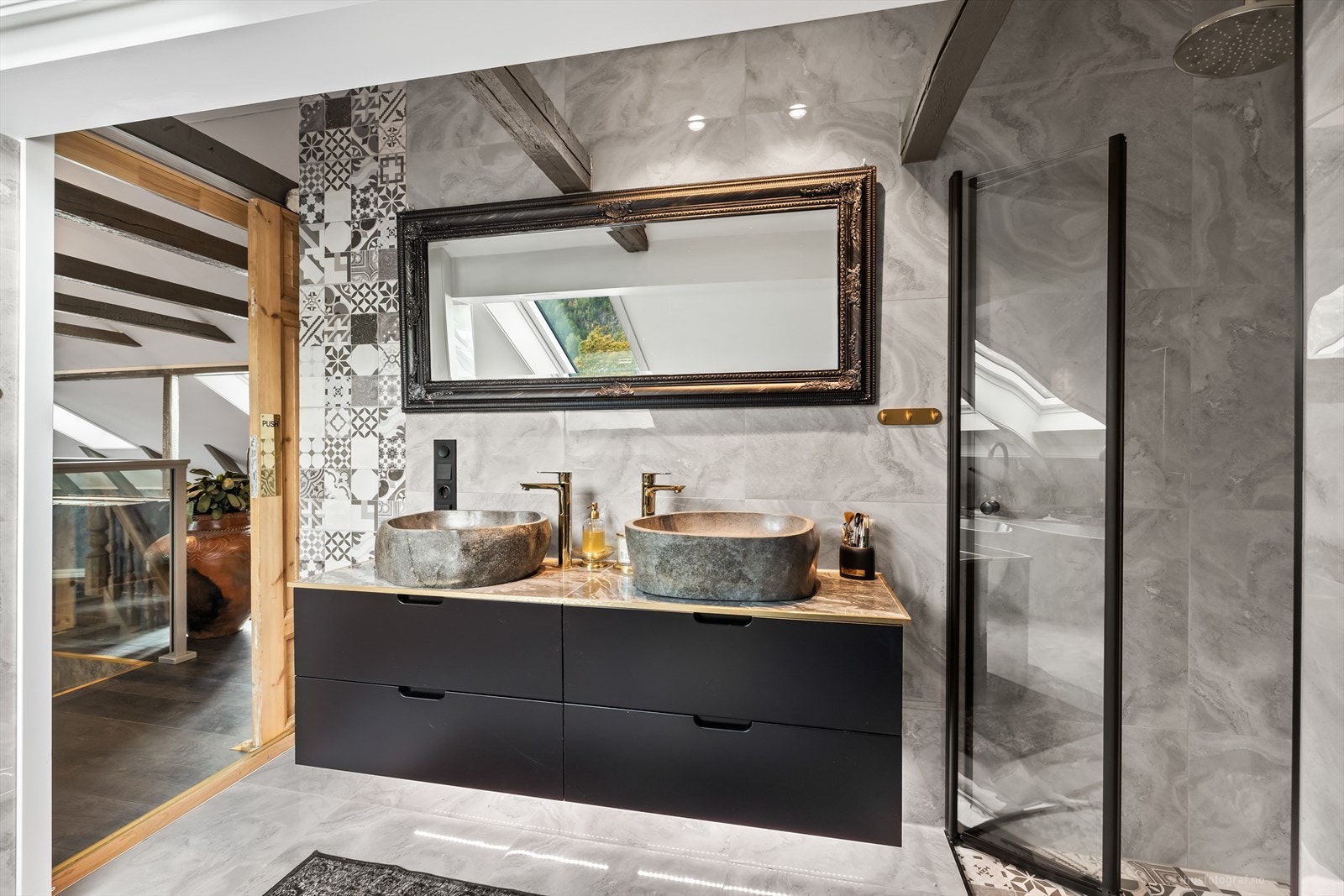 Badet på loftet utstråler en eksklusiv og gjennomført stil med spennende materialvalg og elegant design. Galleribilde