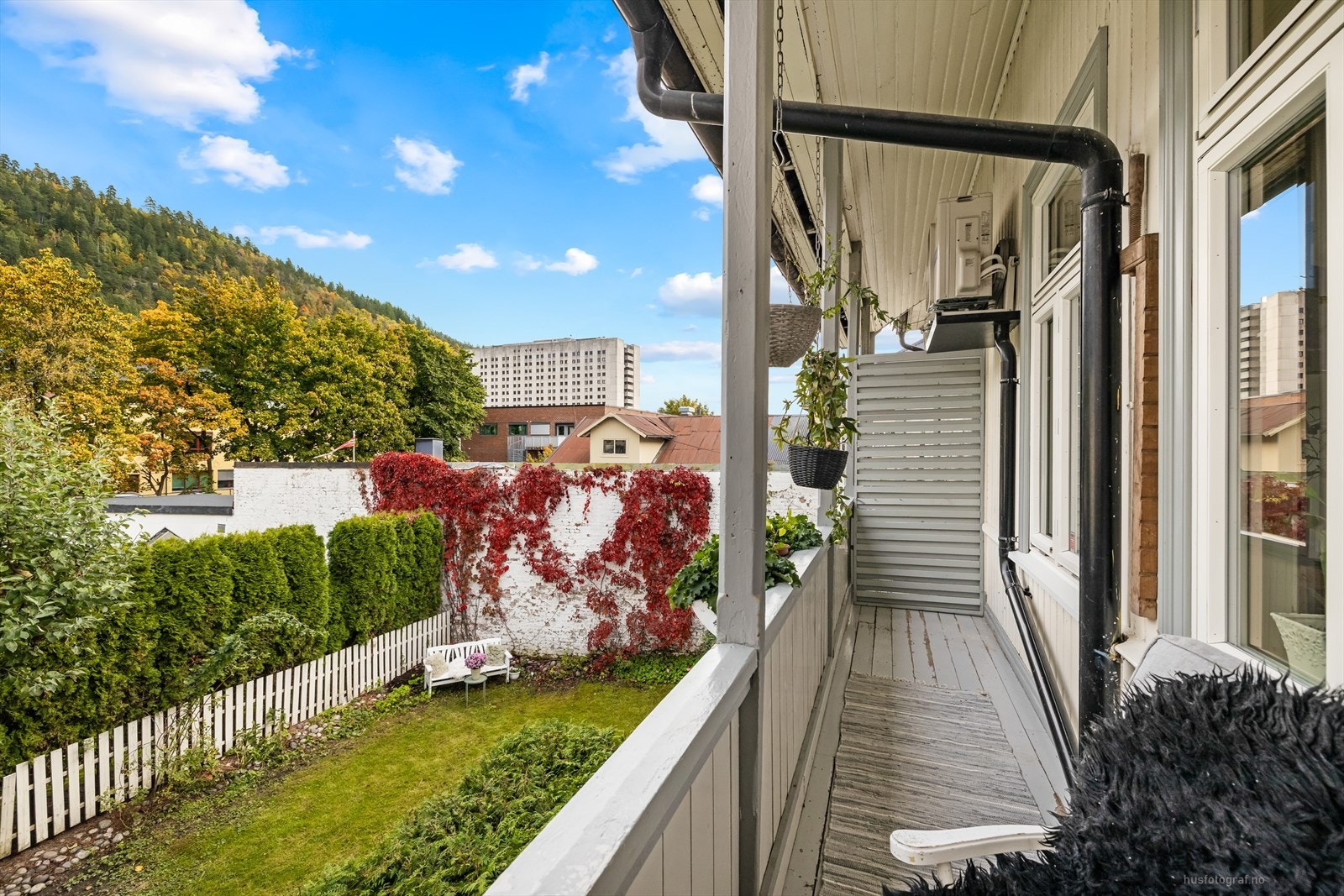 Fra hallen er det utgang til en trivelig, overbygget terrassebalkong, som ligger skjermet og usjenert til. Galleribilde