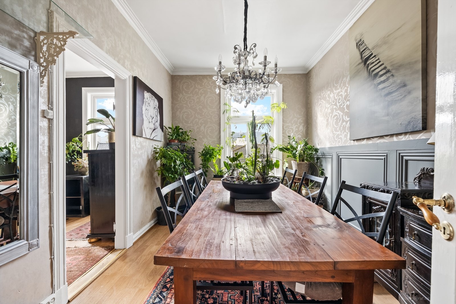 Spisestuen innenfor er opprinnelig et soverom, og kan enkelt tilbakeføres som dette. Galleribilde