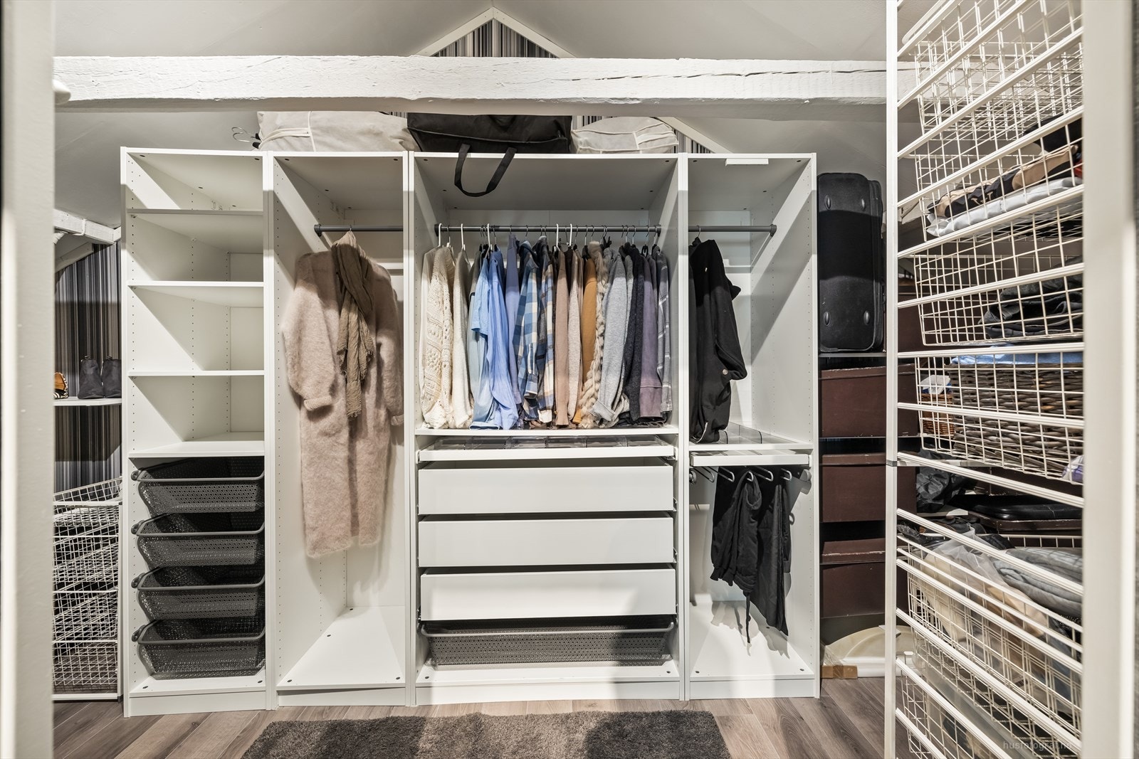 God plass til oppbevaring av klær, sko og tilbehør. Galleribilde