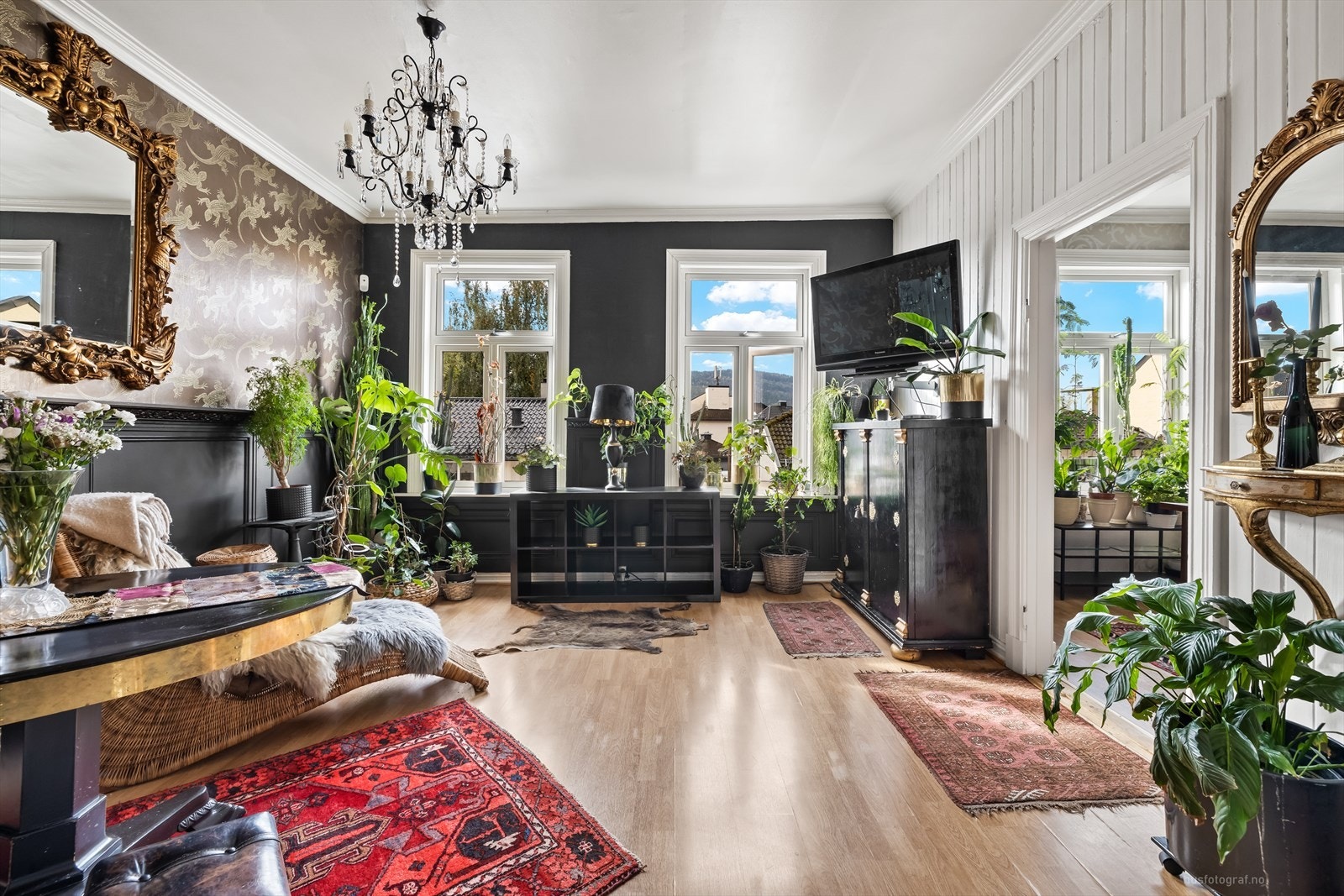 Stuen har lys malt panel på veggene og parkettgulv. Galleribilde