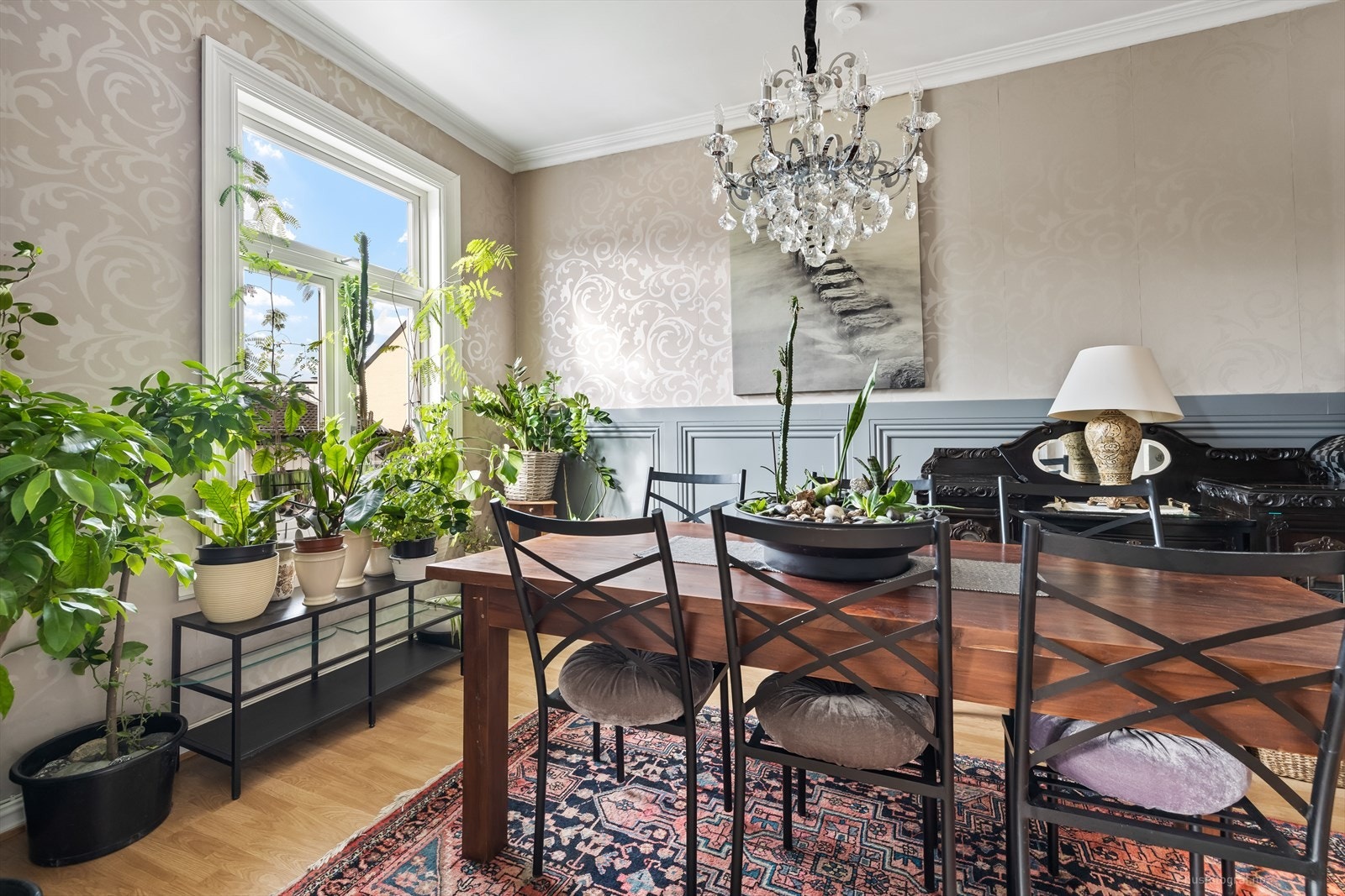 Stuen har god plass til møblering av både salong og spisestue. Galleribilde