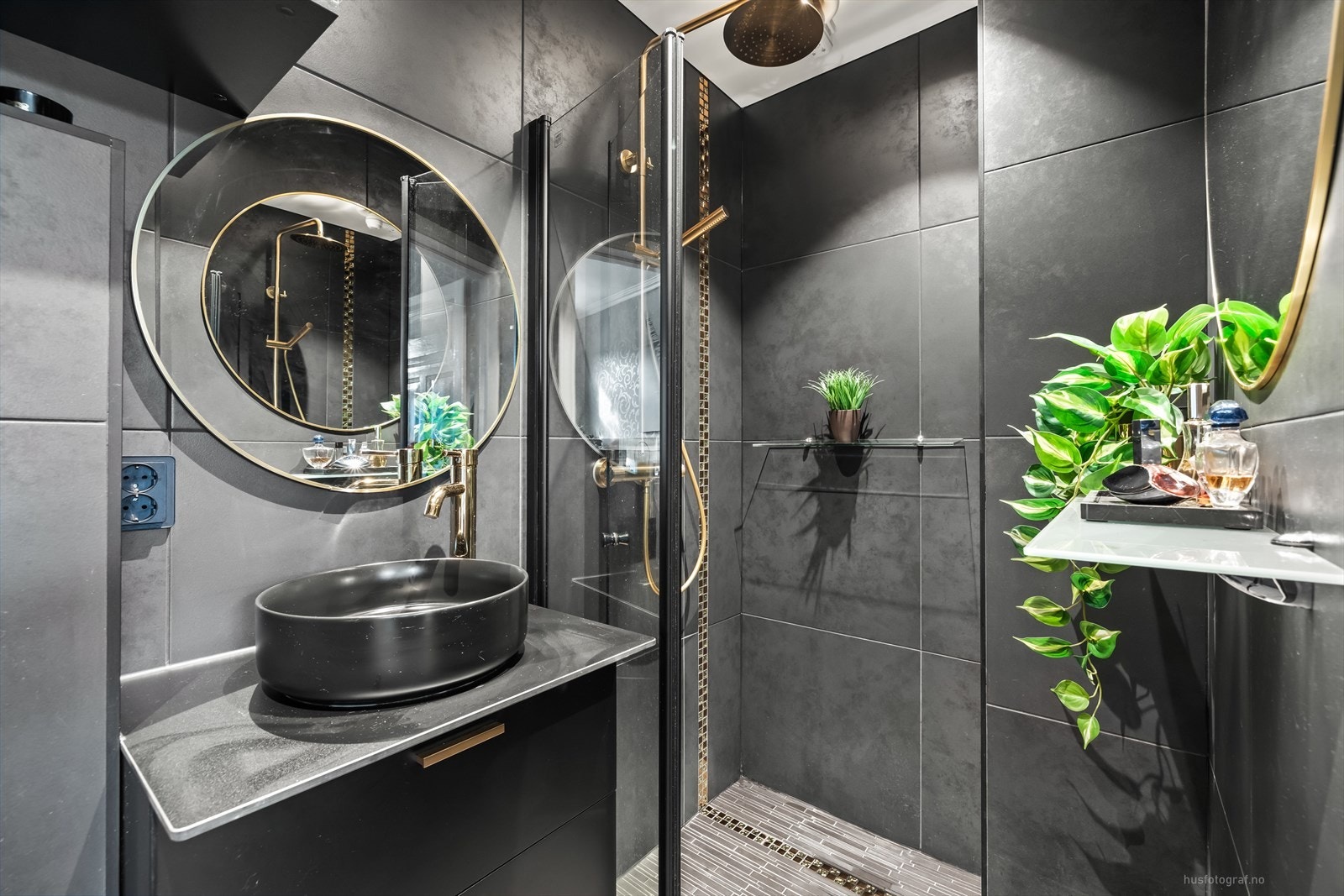 Badet er innredet med toalett dusjkabinett og en praktisk og delikat baderomsinnredning med oppbevaringsplass. Galleribilde