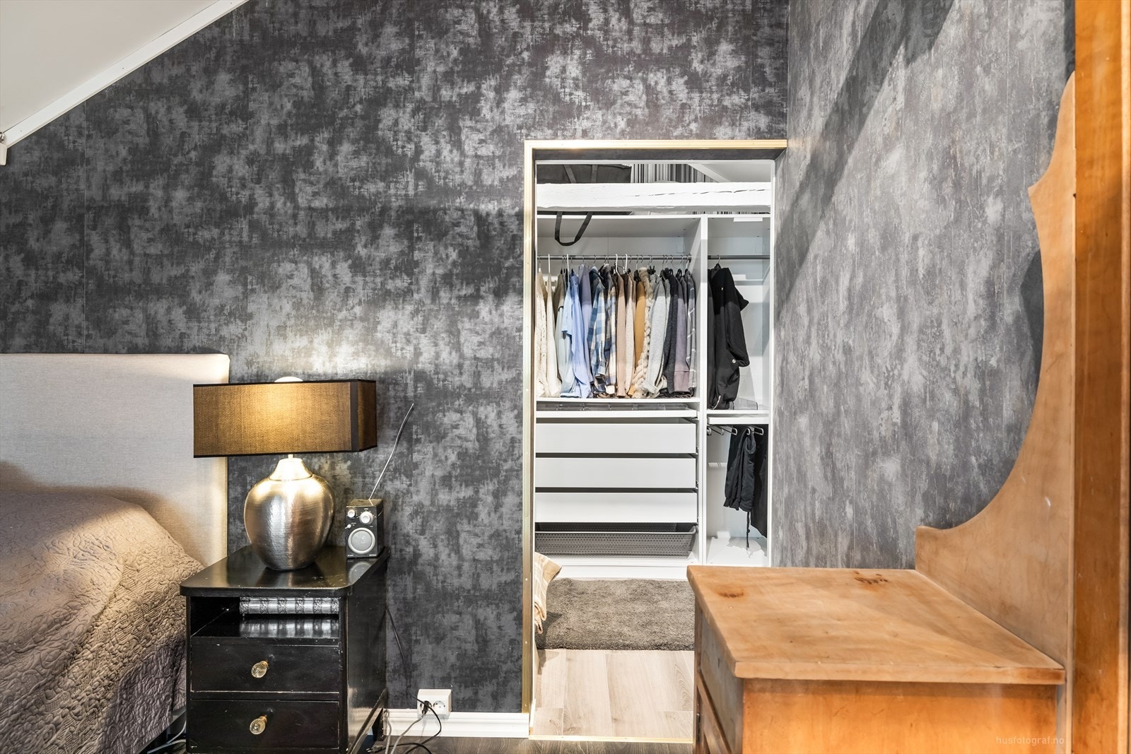 I tilknytning til loftsrommet er det innredet et romslig walk-in closet. Galleribilde