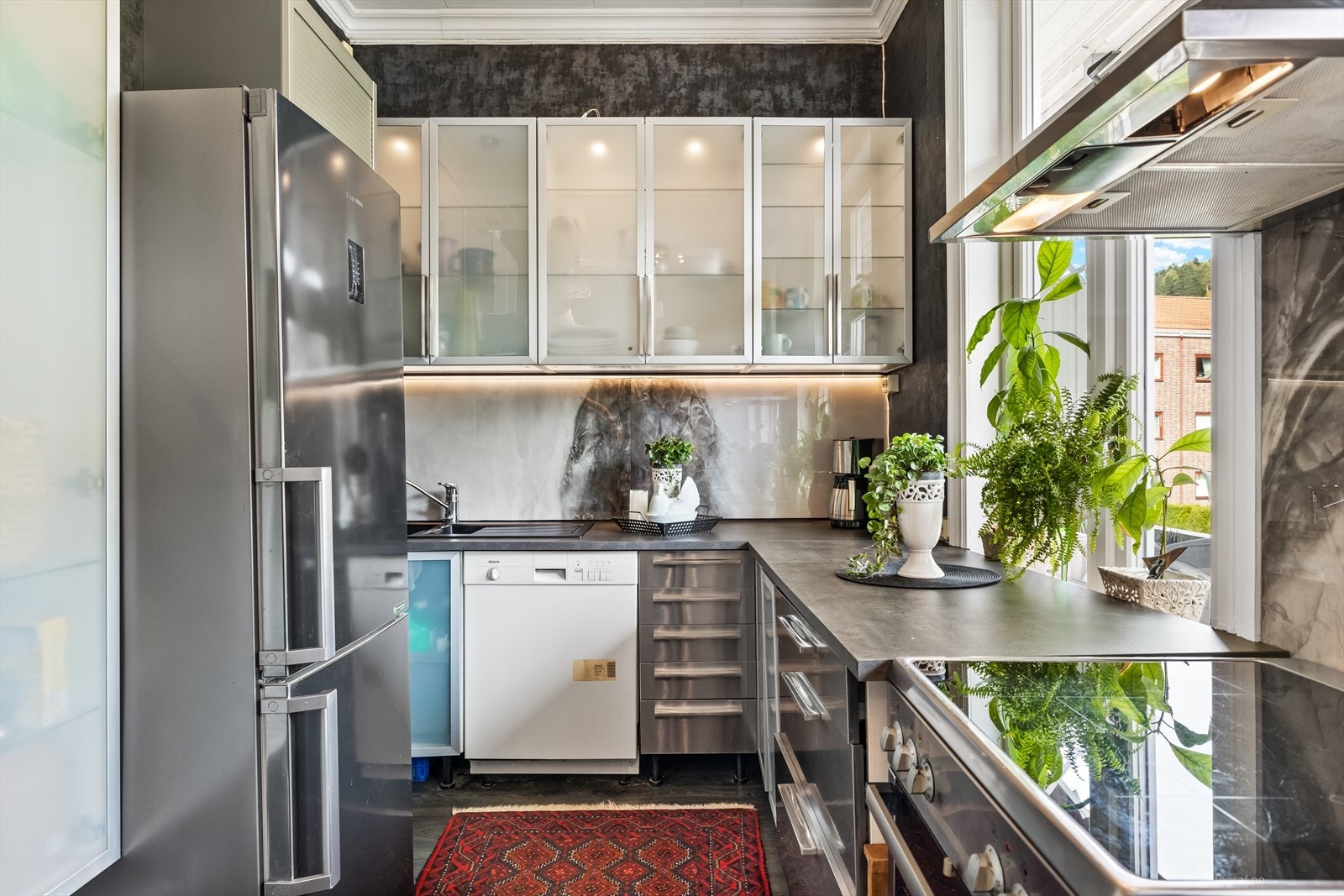 Kjøkkenet er godt utstyrt med frittstående hvitevarer som røropplegg for oppvaskmaskin, komfyr og kjøl/fryseskap. Galleribilde