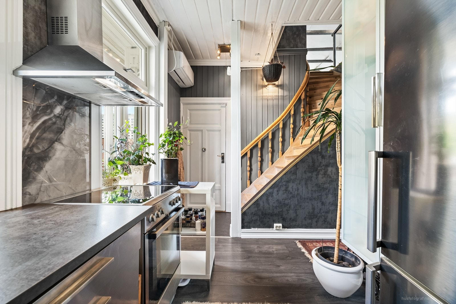 Leiligheten har et trivelig inngangsparti med felles vindfang. Hallen byr på pene overflater og rom for oppbevaringsplass for yttertøy og sko. Galleribilde