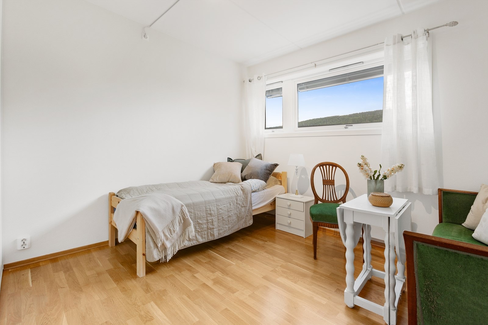 Hovedsoverom med vinduer som slipper inn mye naturlig lys. Galleribilde