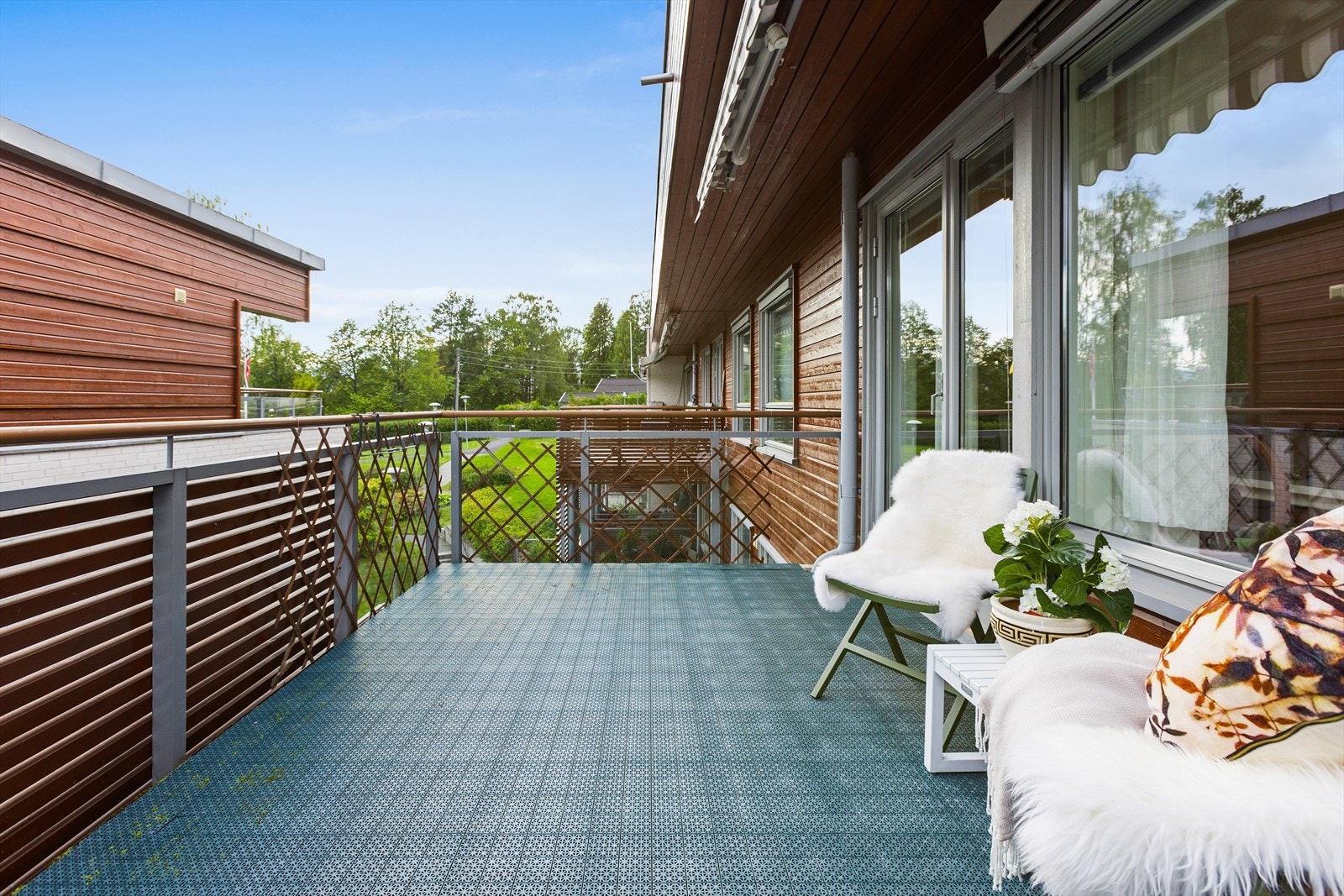 Romslig balkong som forlenger stuen utendørs. Galleribilde