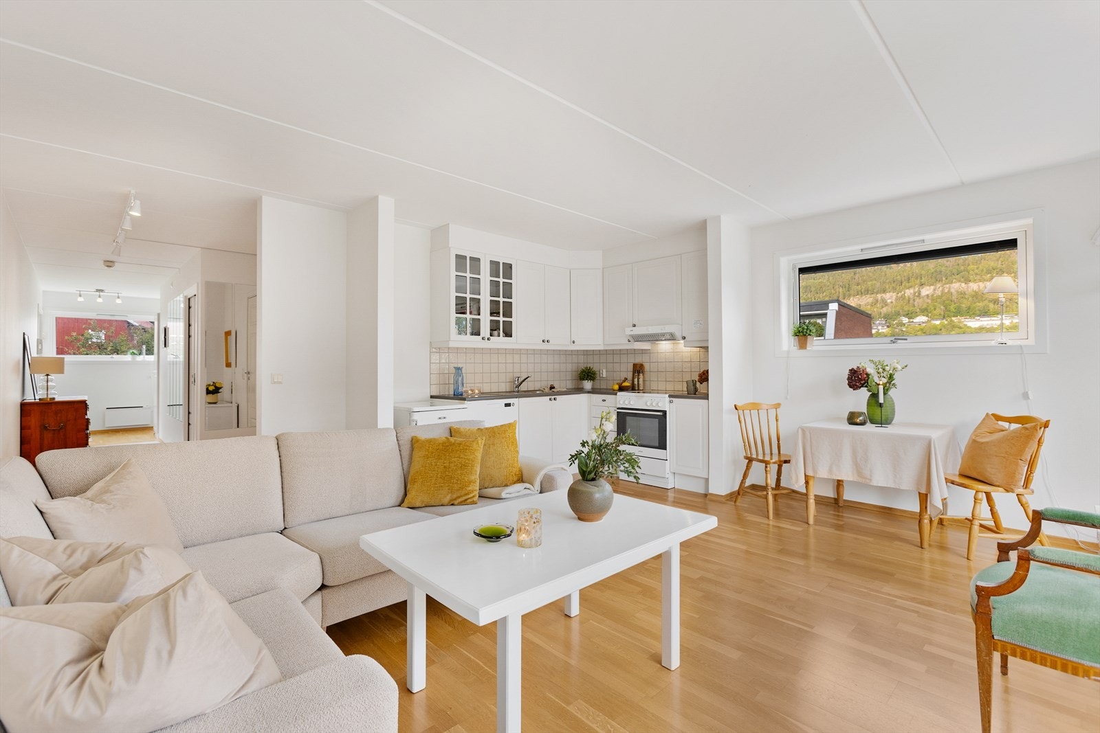 Romslig oppholdsrom med plass til både sofa og spisebord. Galleribilde