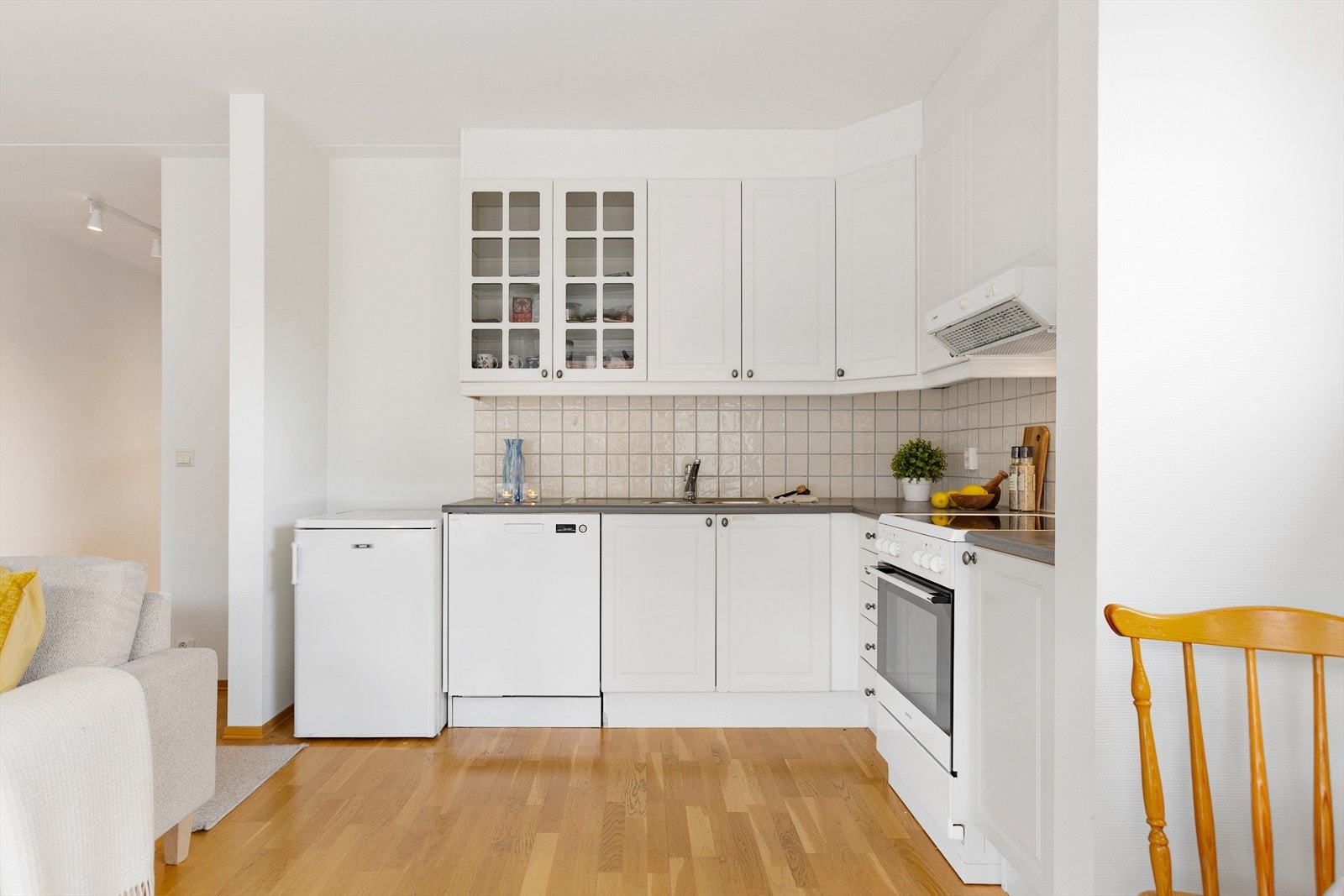 Lyst og funksjonelt kjøkken med åpen løsning mot stue. Galleribilde