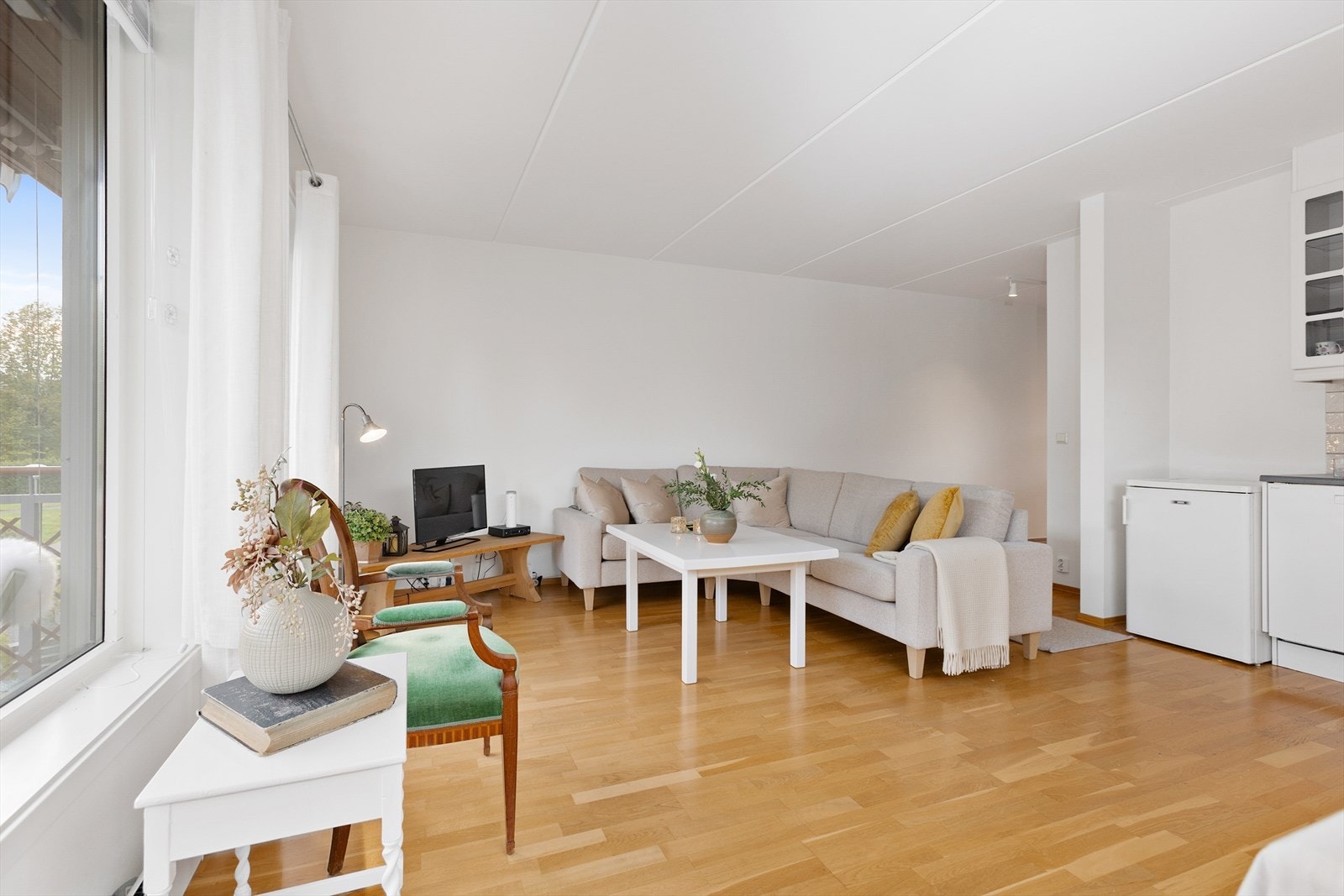 Stue med god takhøyde og fine lysforhold - et naturlig samlingspunkt. Galleribilde