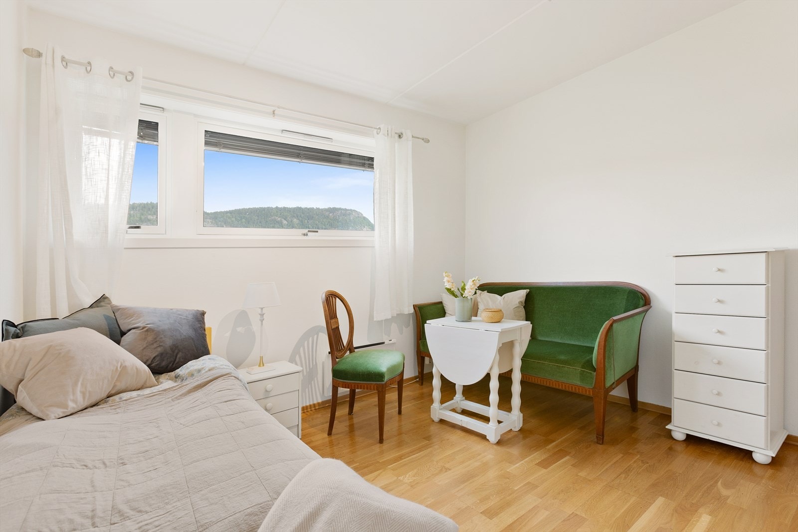 Hovedsoverommet er av god størrelse med nydelig utsikt Galleribilde