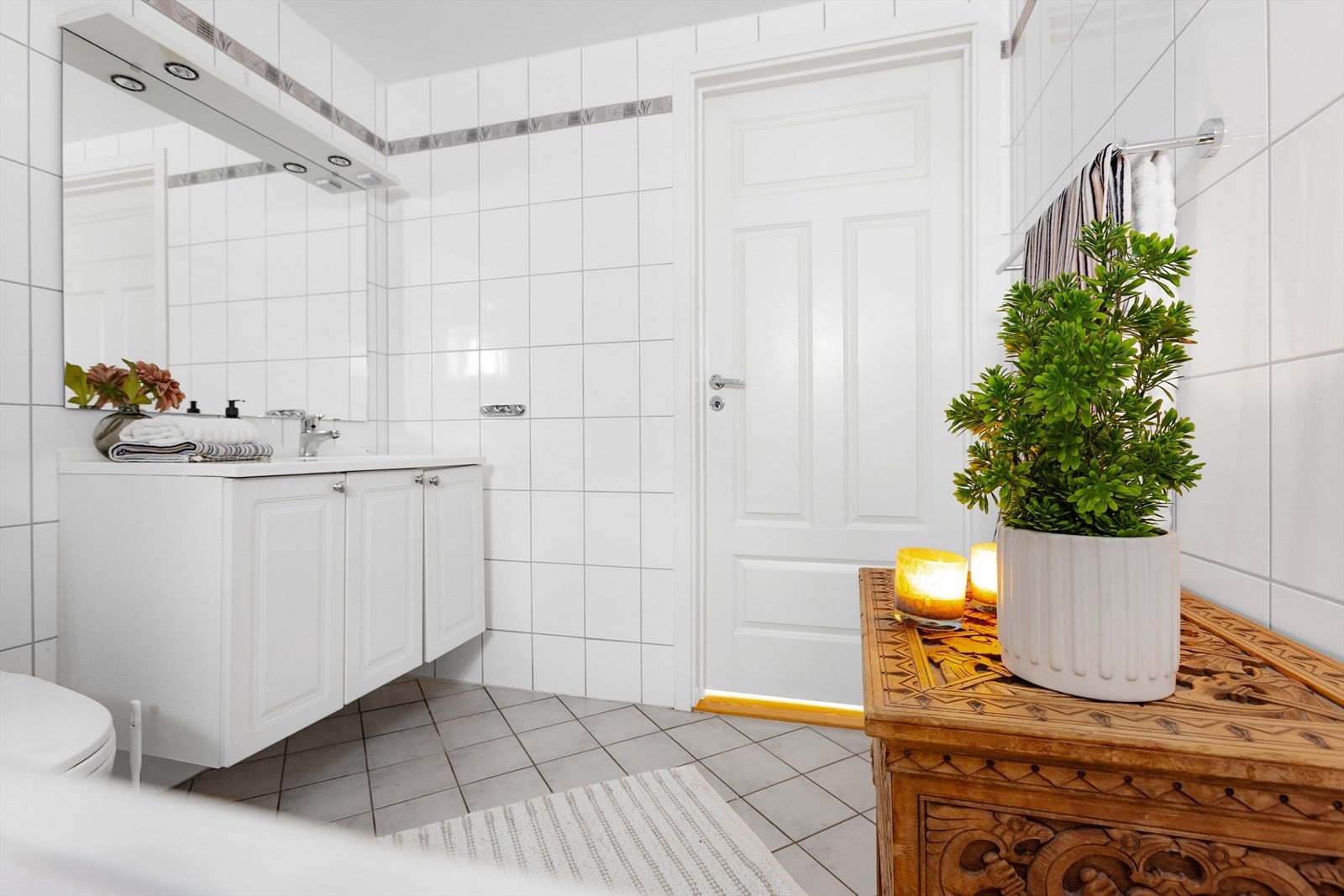 Flislagt bad med dusjhjørne og moderne innredning. Galleribilde