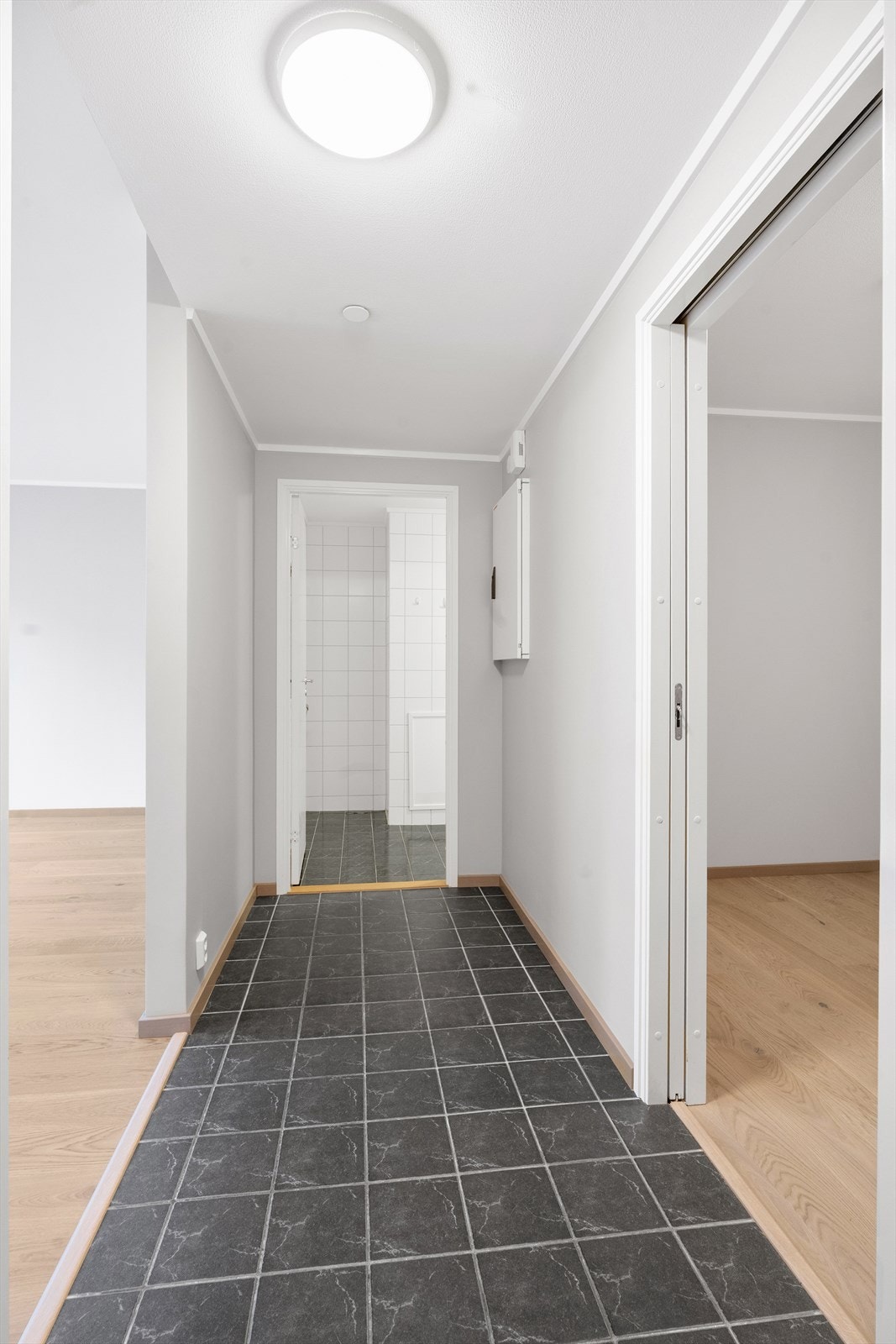 Velkommen inn! Flislagt entre med gulvvarme. Galleribilde