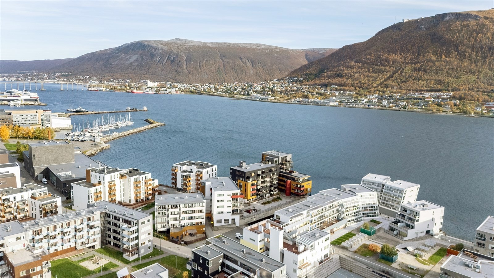 Her bor du i maritime omgivelser med flotte turstier som strekker seg helt fra sørspissen og inn til sentrum. Galleribilde