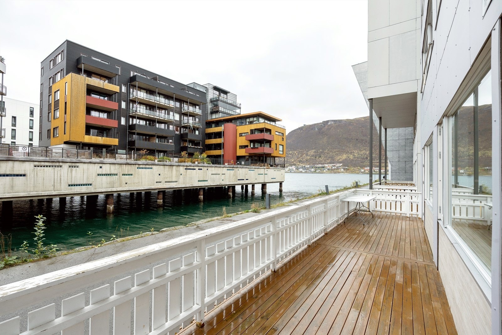 Utgang fra stue til romslig terrasse. Galleribilde