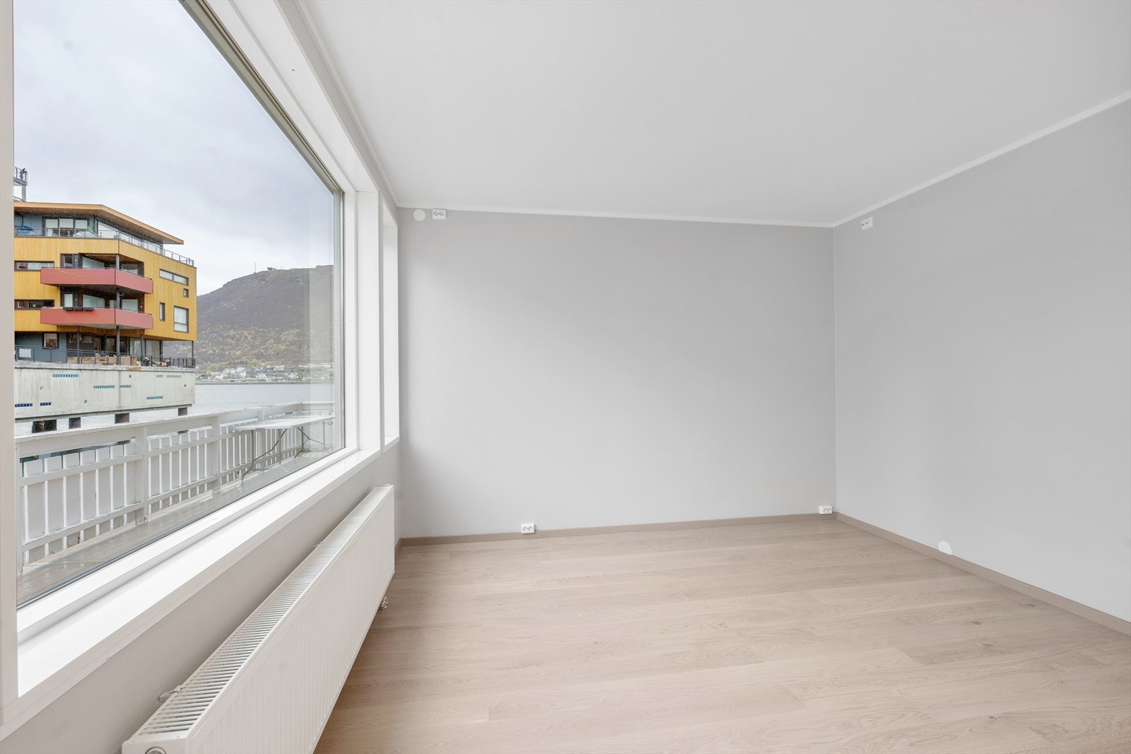 I stuen har du god plass til både sitte- og spisegruppe, samt annet ønsket møblement. Galleribilde