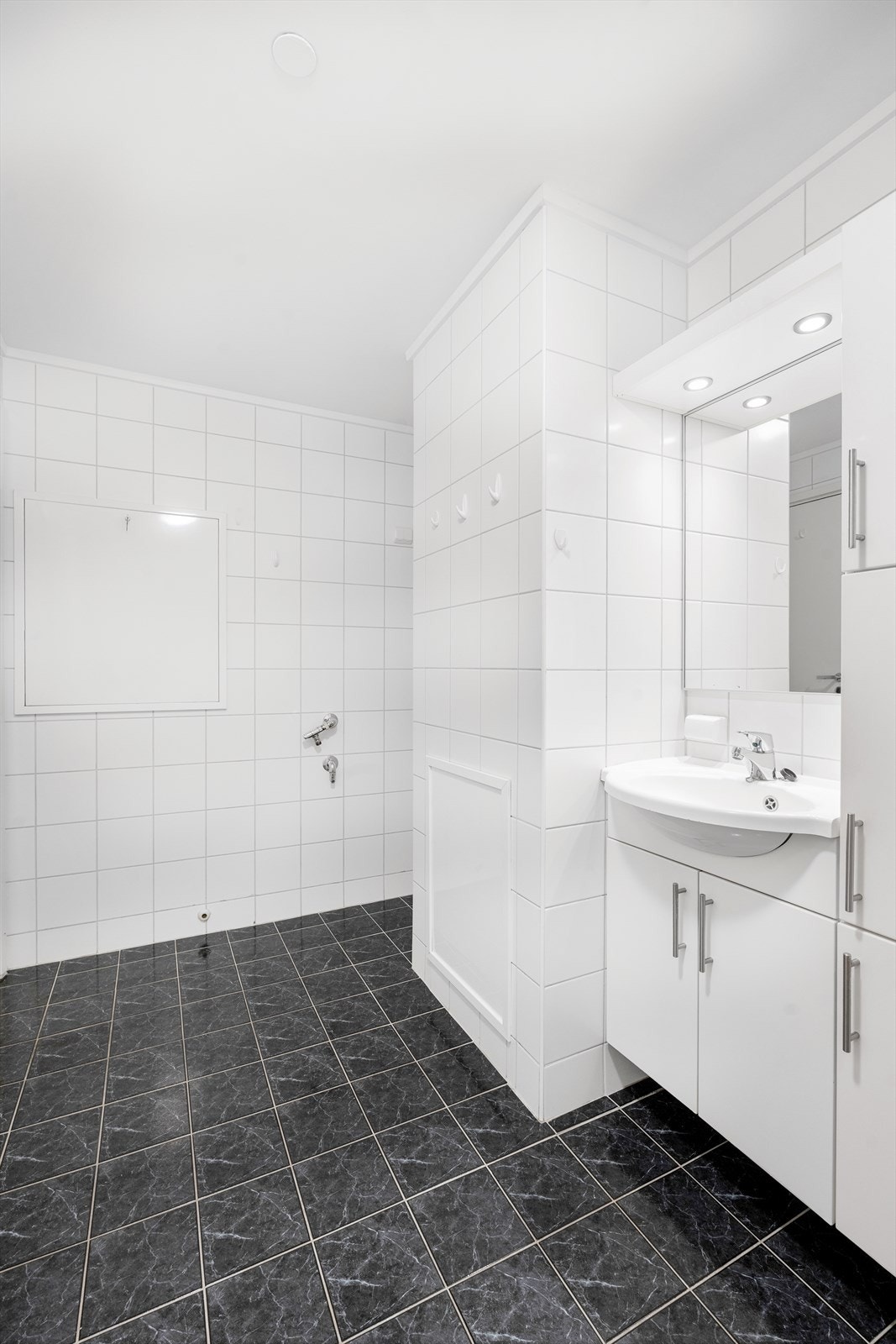 Badet er romslig, med opplegg for vaskemaskin, og plass til tørketrommel. Galleribilde