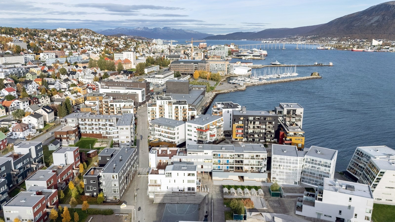 Fra leiligheten er sentrum med alle dets fasiliteter kun 1 km unna. Du finner også busstopp like ved med hyppige avganger bla. til UNN/UiT! Galleribilde