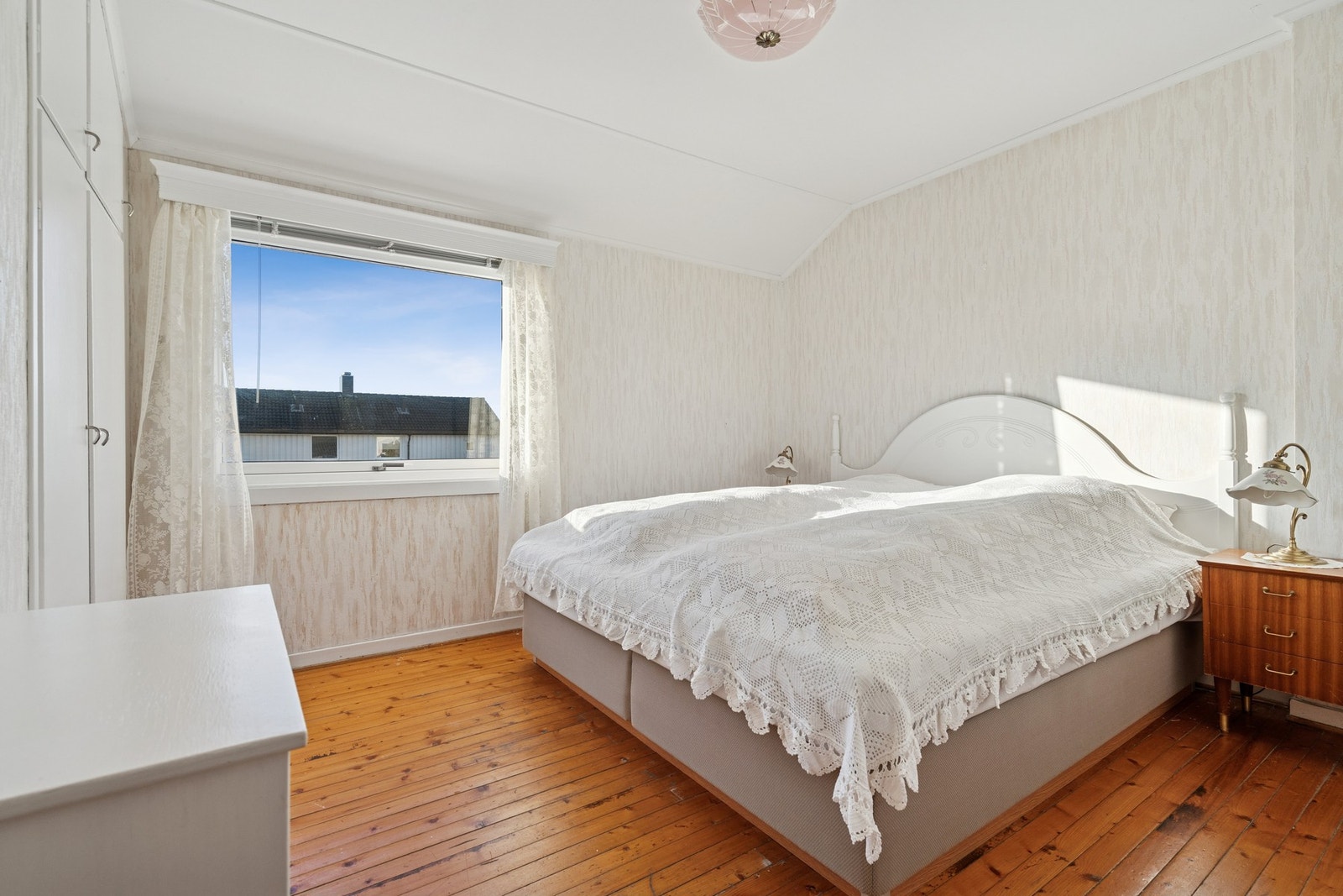 Det er et lyst og romslig hovedsoverom, med integrert garderobeskap. Galleribilde