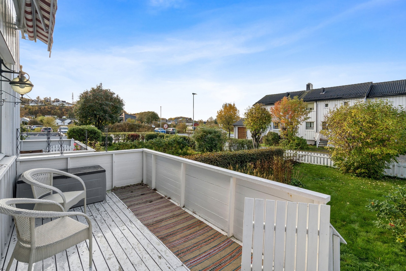 Solrik balkong med trapp ned til en flott hage. Galleribilde