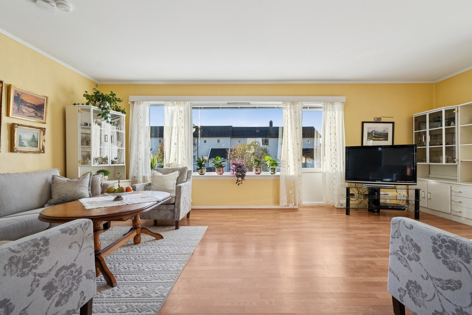 Det er utgang til en solrik balkong på ca. 10 m², samt tilgang til en flott hage. Galleribilde