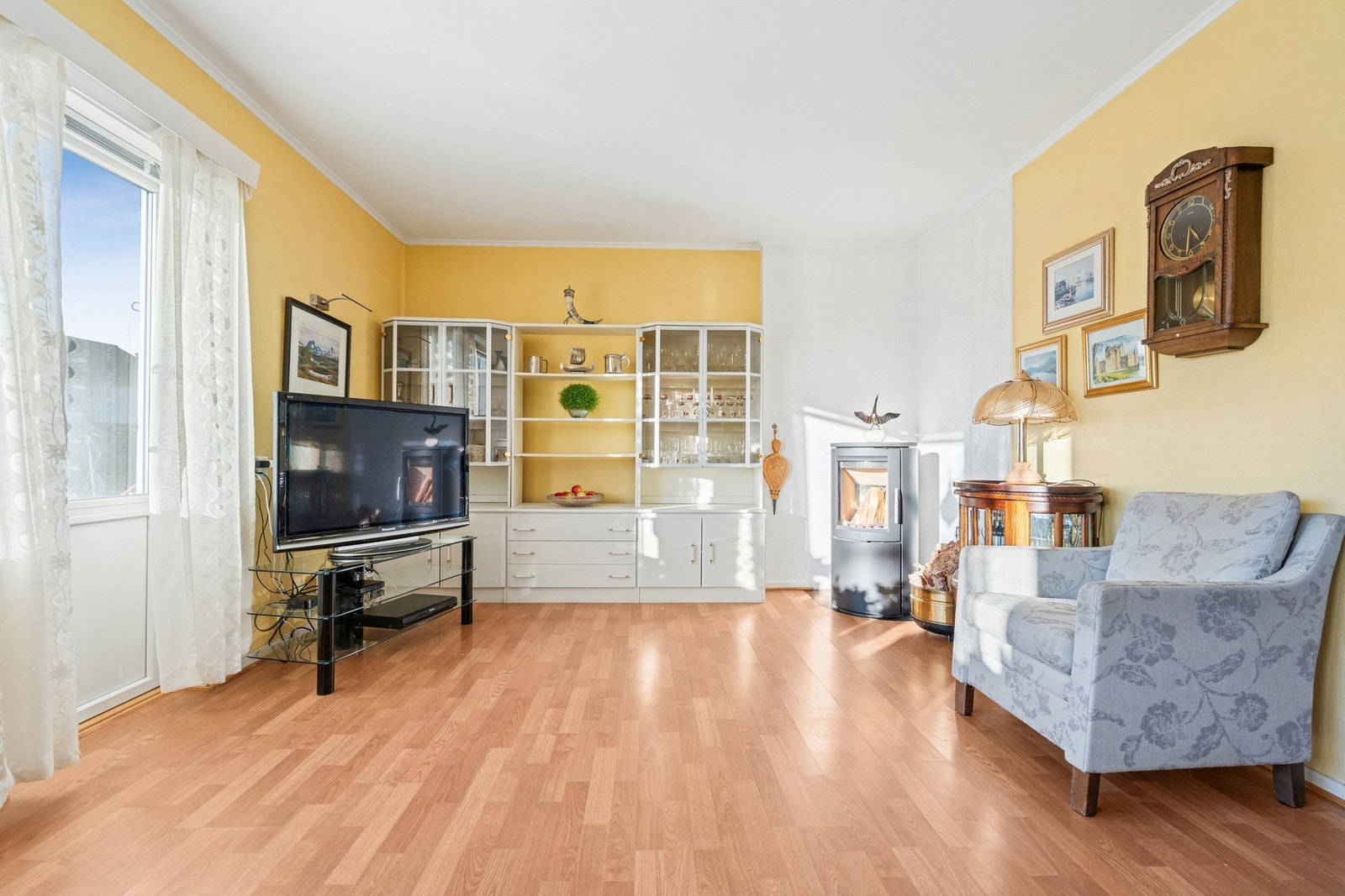 Tv/internett, renovasjon og offentlige avgifter er inkludert i felleskostnadene. Galleribilde