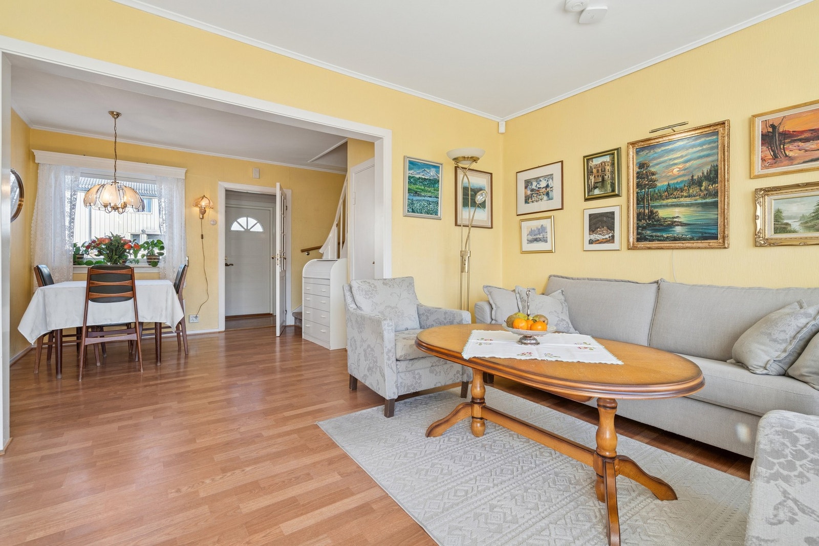 Her er det god plass til både sitte -og spisegruppe. Galleribilde