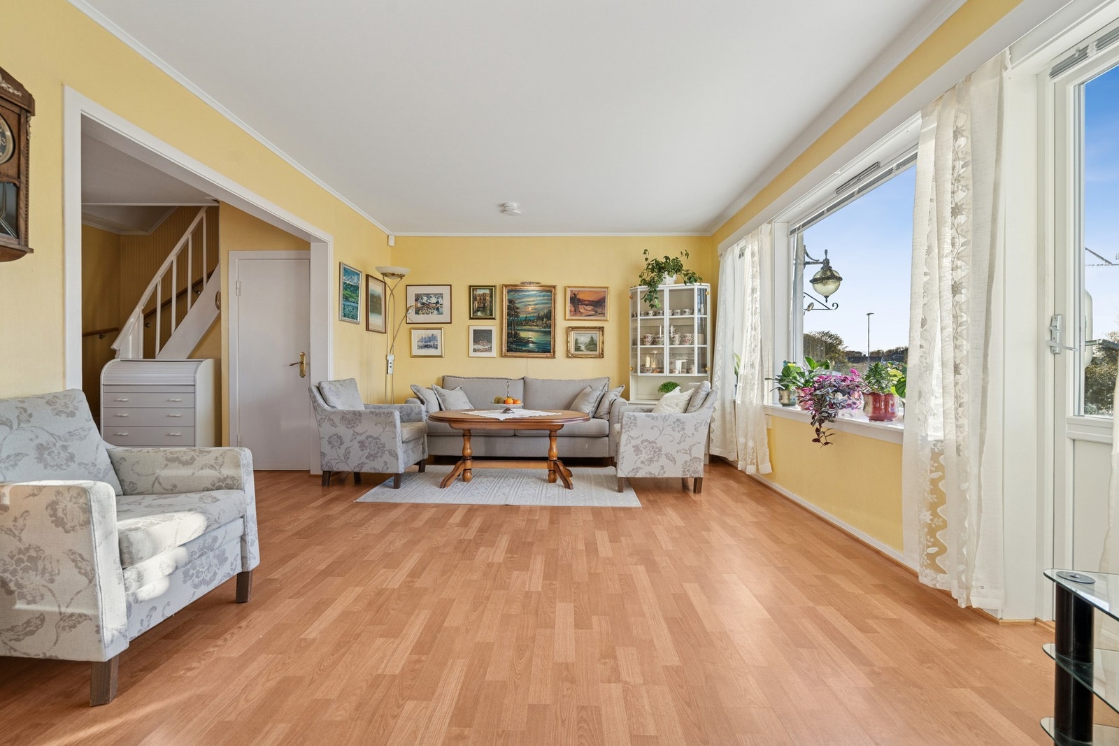 Lys og romlig stue, med store vindusflater som slipper inn mye naturlig lys. Galleribilde