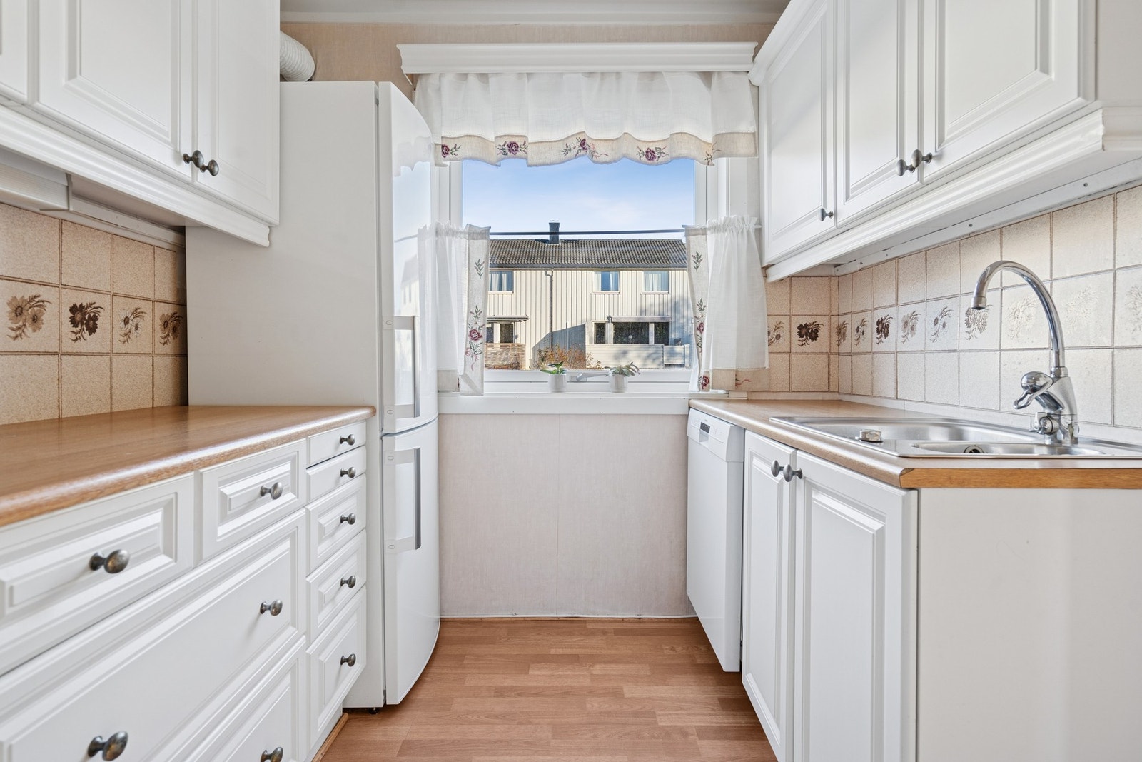 Det er frittstående hvitevarer og opplegg for vaskemaskin. Galleribilde