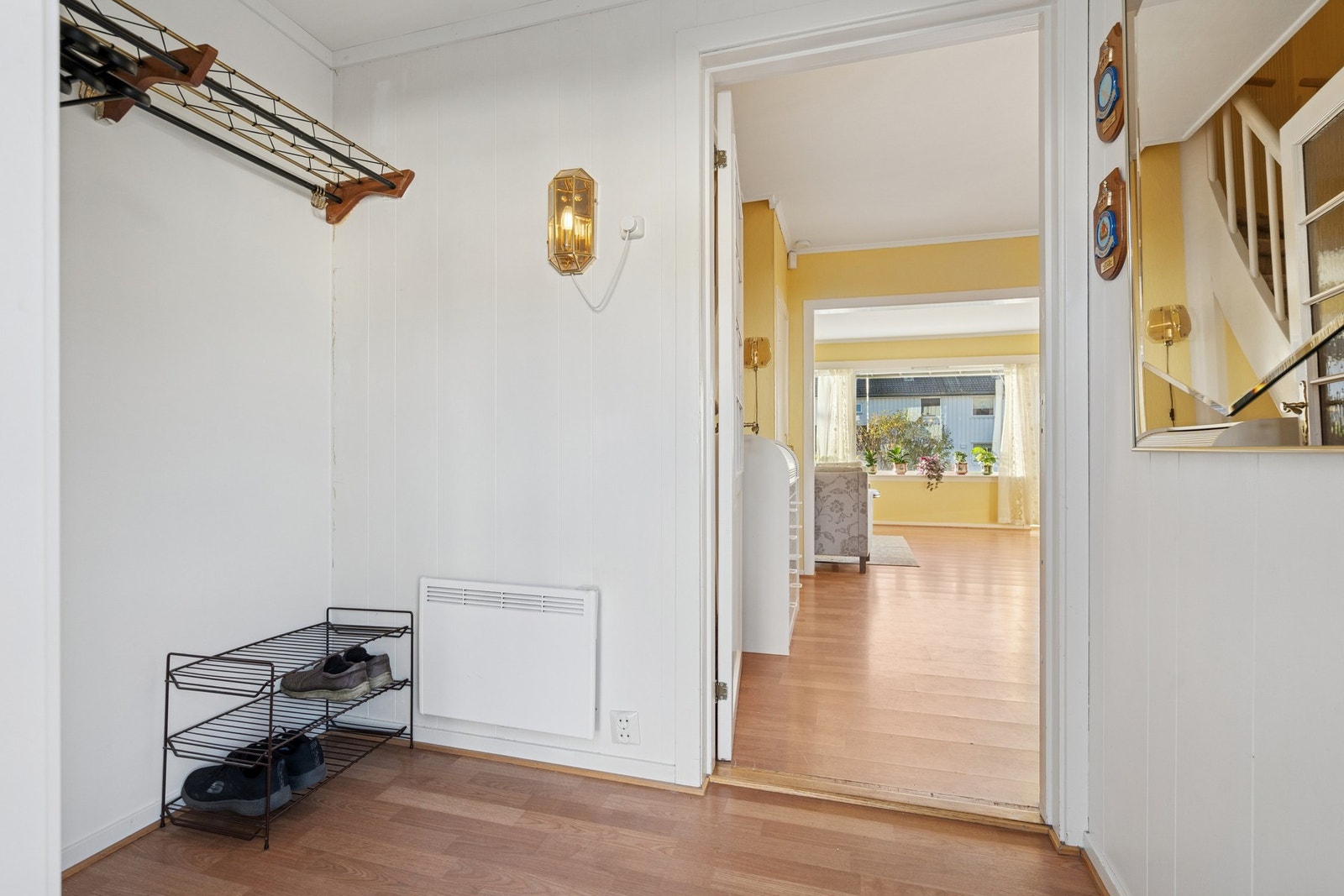 Entré med plass til både jakkeoppheng og skohylle. Galleribilde