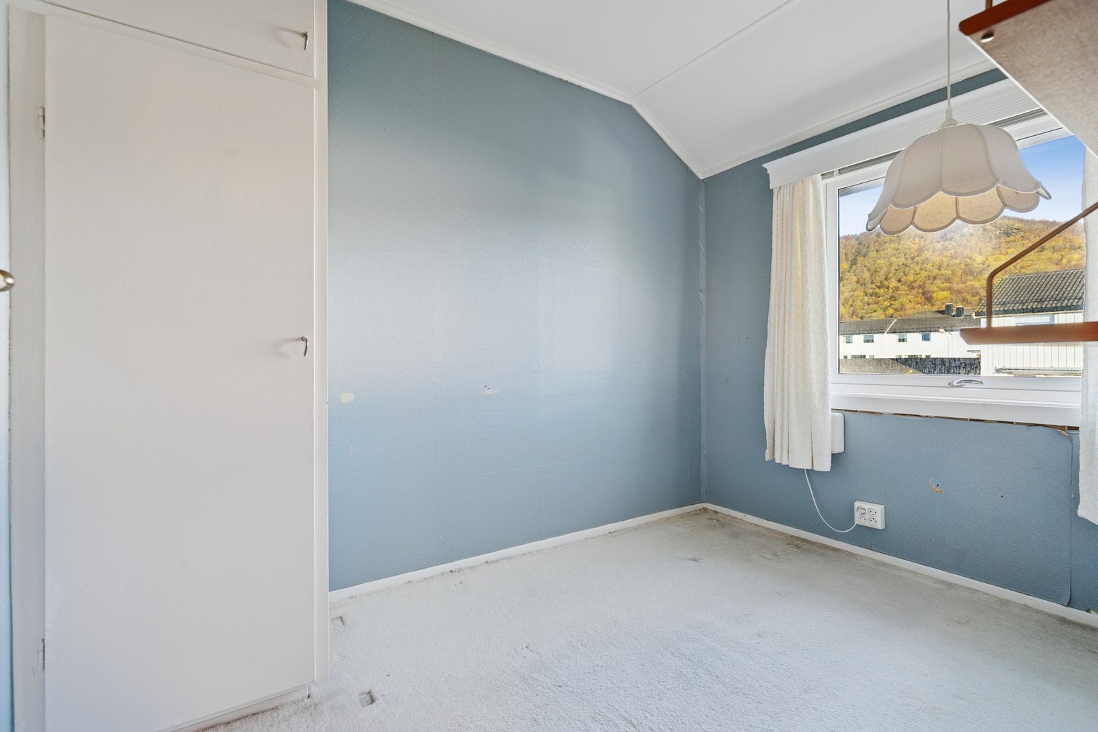 Soverommet har et praktisk, integrert garderobeskap. Galleribilde