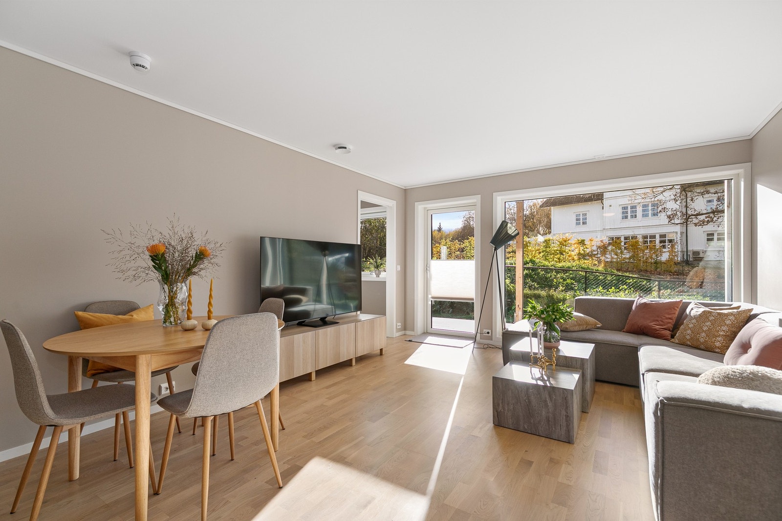 Velkommen til Furuvegen 21B, presentert av André Høgsveen. Foto: Kim Rognmo Galleribilde