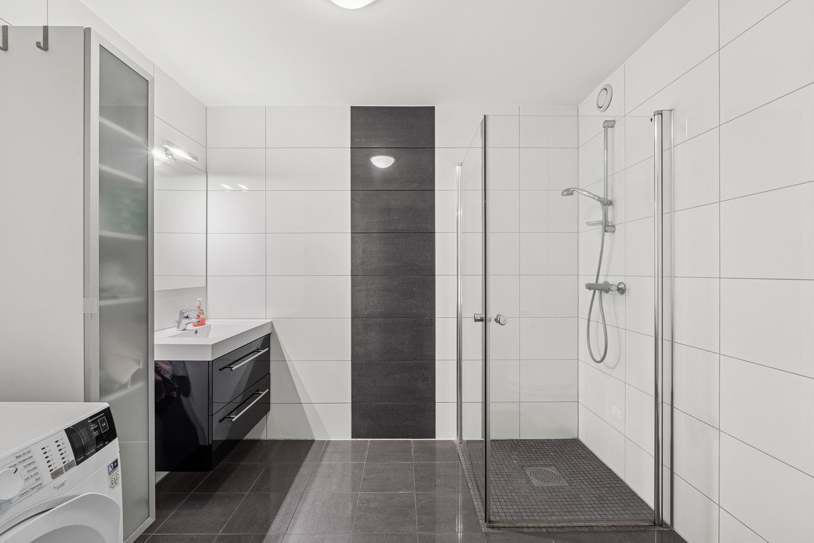 Flislagt bad fra 2015 med varmekabler Galleribilde