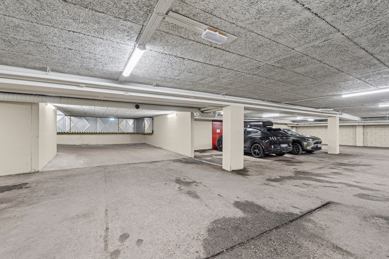 Det er mulighet for å leie parkeringsplass i kjeller når ledig. Galleribilde