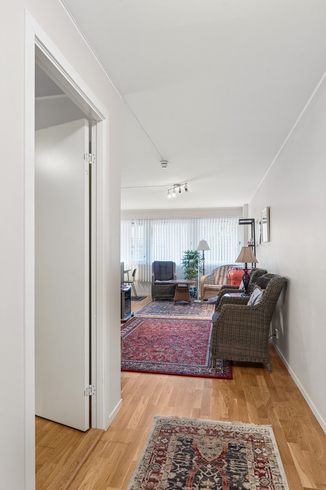 Pen selveierleilighet med alt på en flate Galleribilde