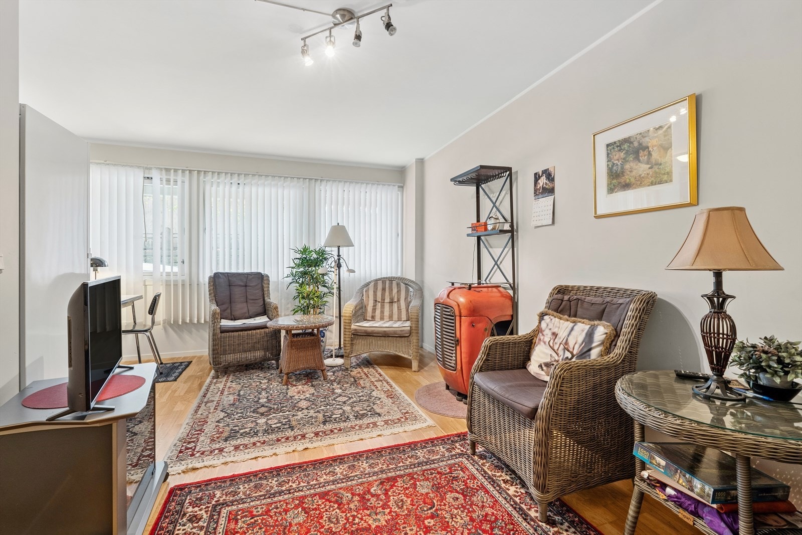 Stuen har plass til både sofagruppe og spisestue Galleribilde