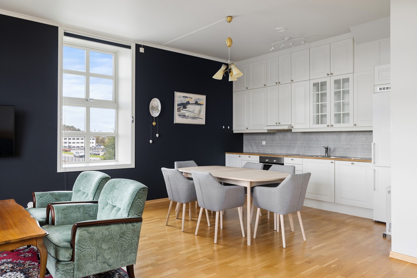 Luftige 3 meter mellom gulv og himling er med på å gi leiligheten egenart. Høyden minner også om byggets historie fra 1875. Galleribilde