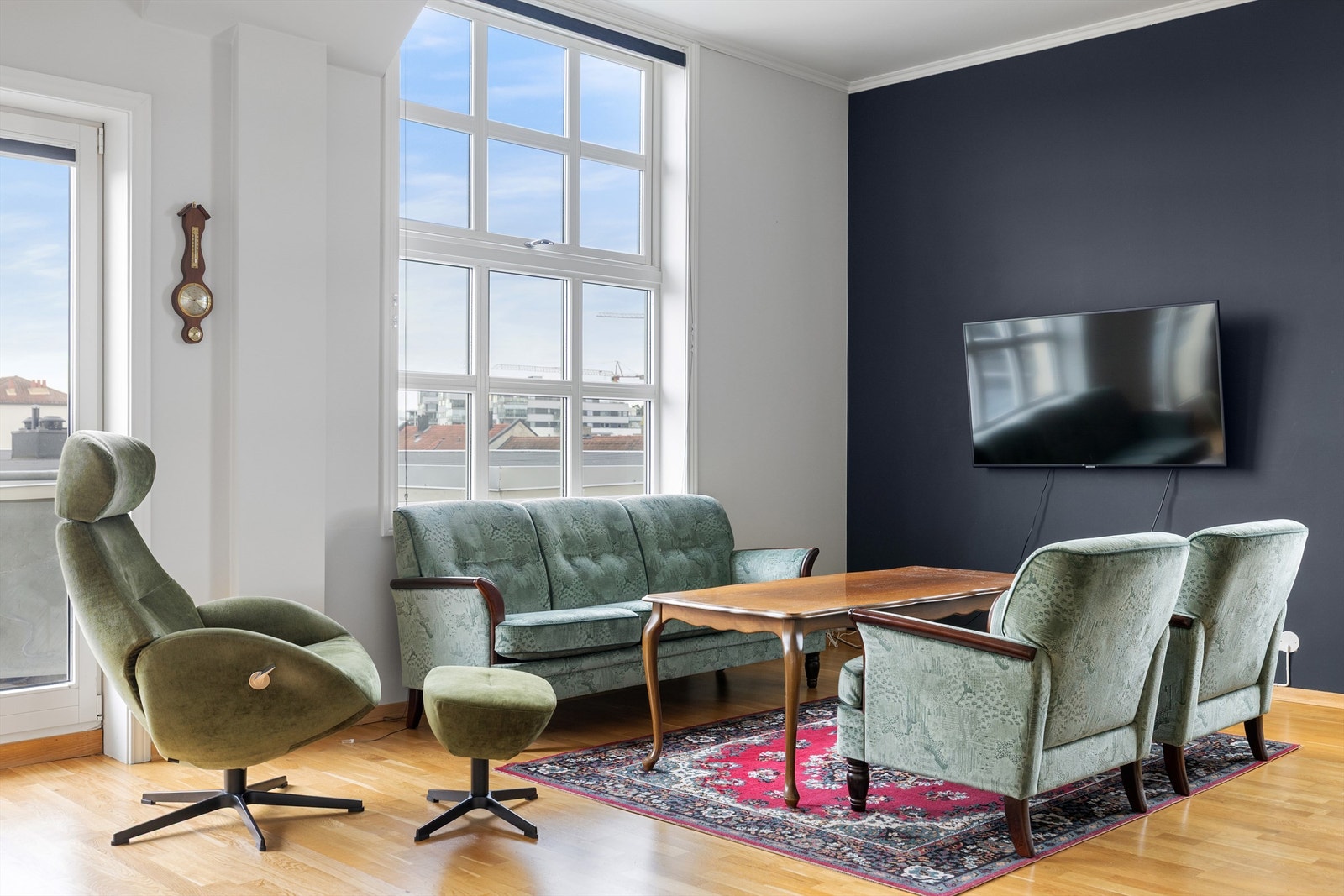 Innvendige overflater i leiligheten er fra den ble etablert i 2009 og velholdt. Alle rom har vannbåren gulvvarme. Galleribilde