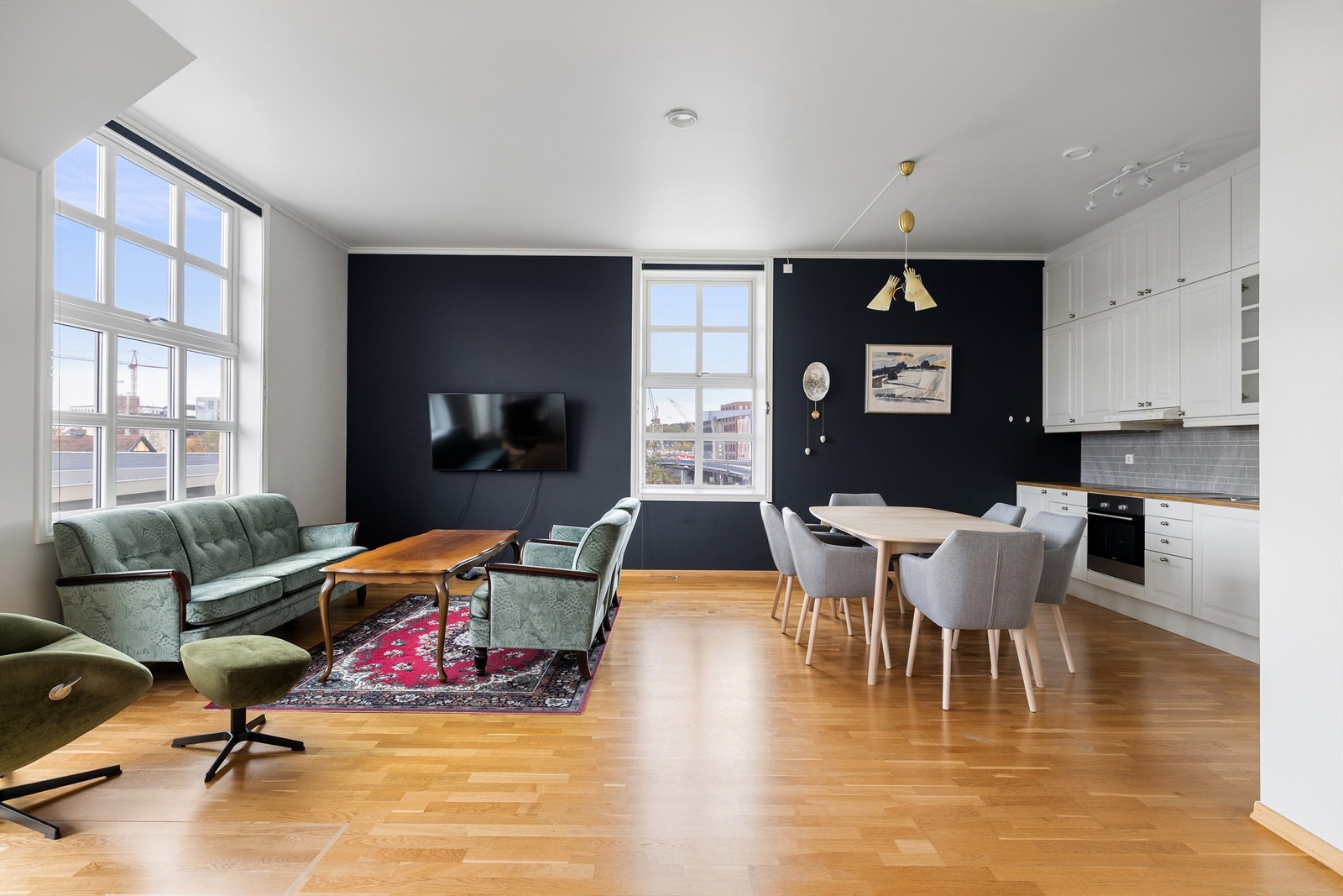 Gjennom stuens høyreiste krysspostvinduer titter solen inn allerede fra den står opp i øst og videre gjennom dagen når den flytter seg mot syd. Galleribilde