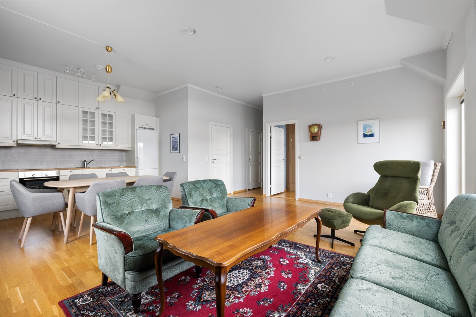 Den luftige himlingshøyden bidrar til at leiligheten oppleves som større enn det faktiske interne bruksarealet. Galleribilde